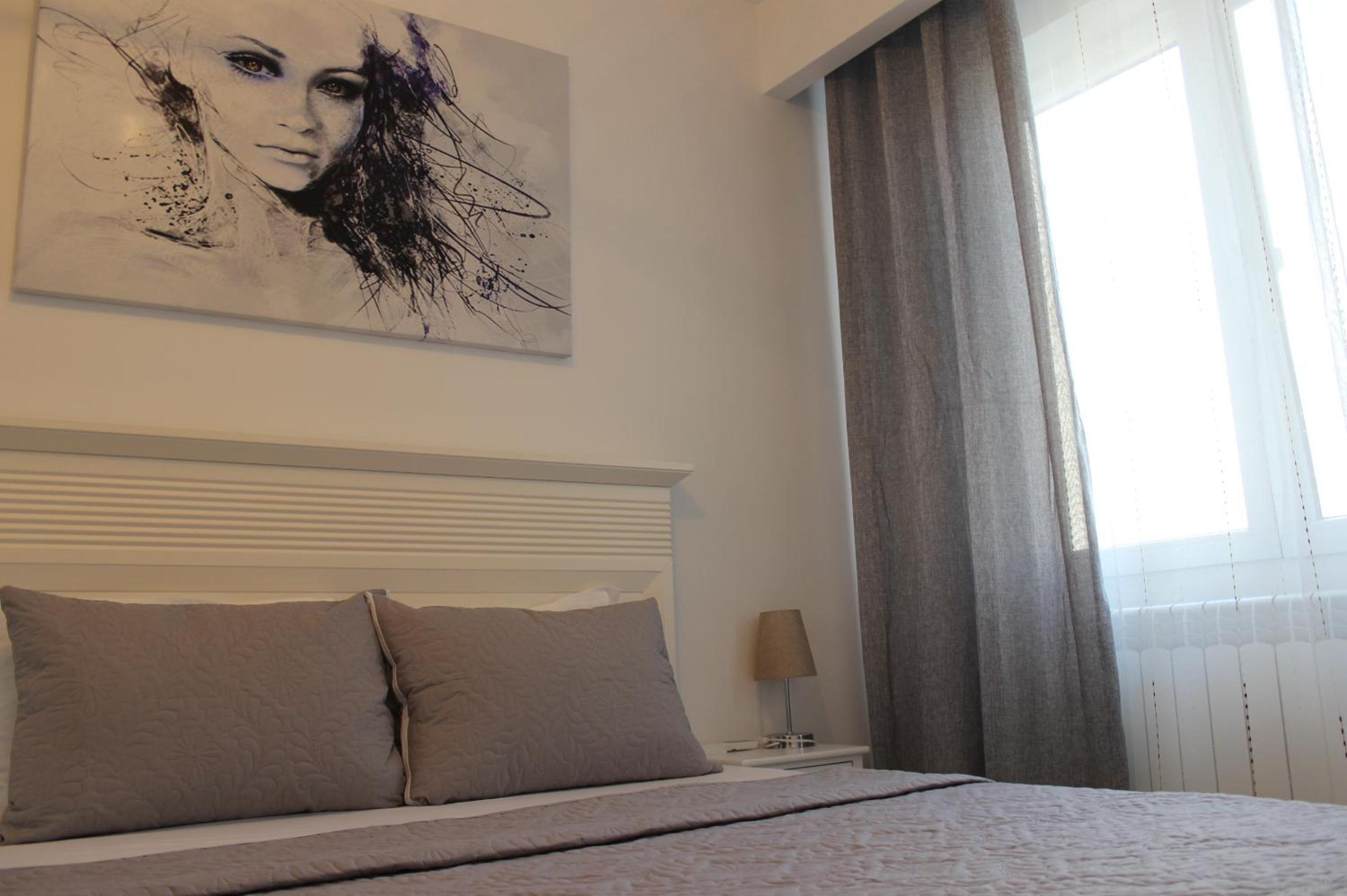Deluxe King Room - Photo 9