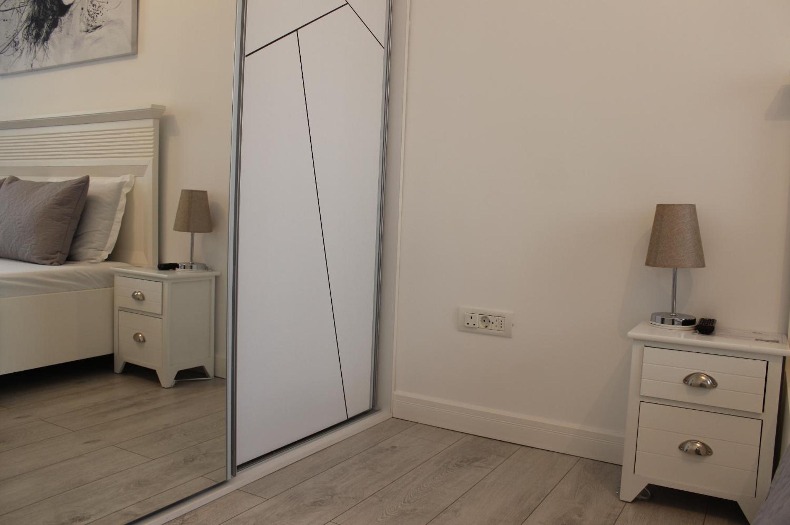 Deluxe King Room - Photo 13