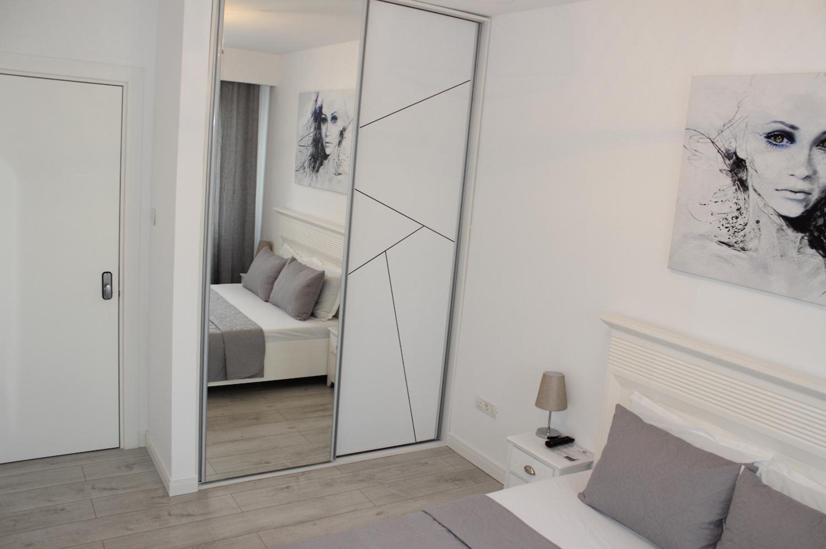 Deluxe King Room - Photo 8