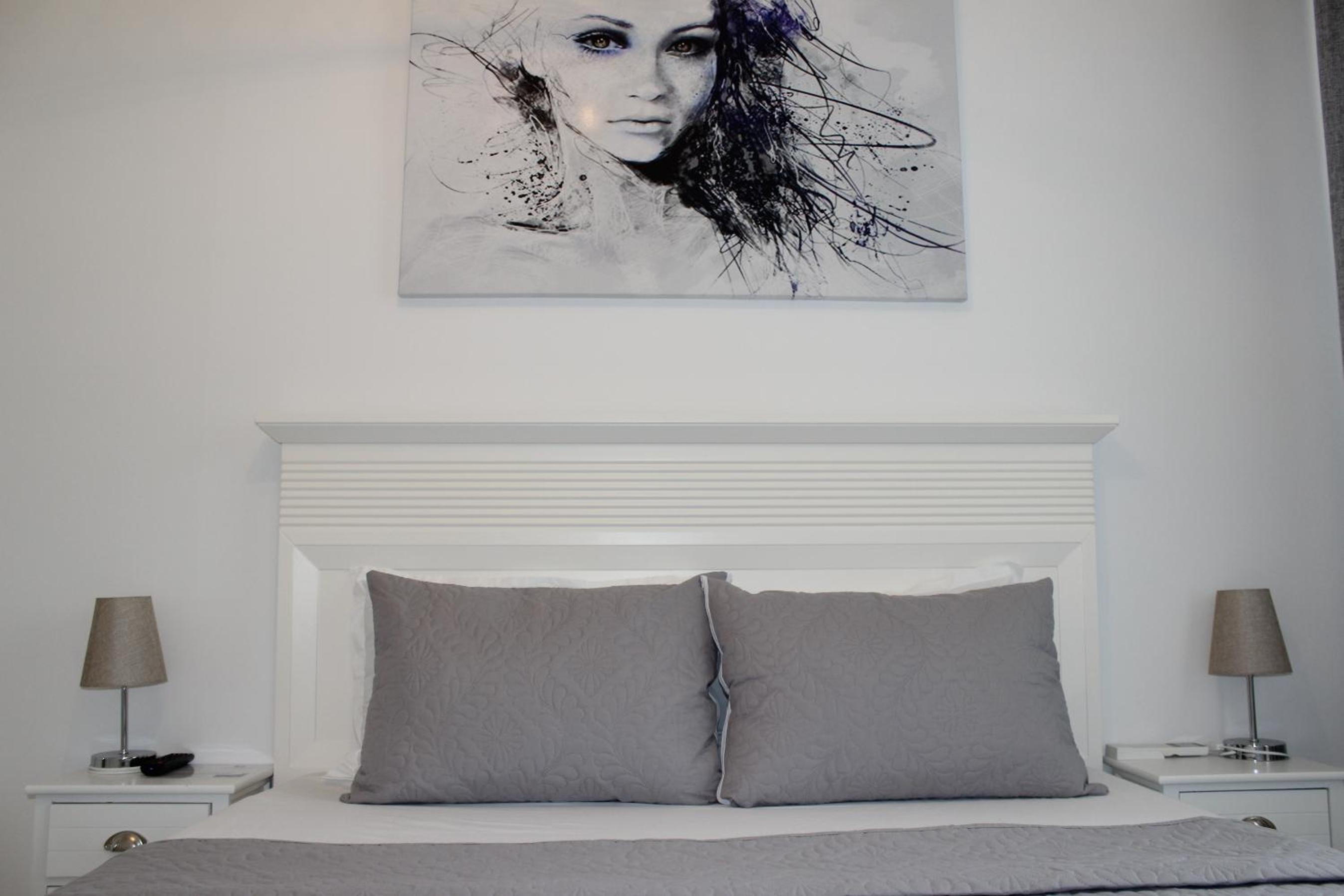Deluxe King Room - Photo 12
