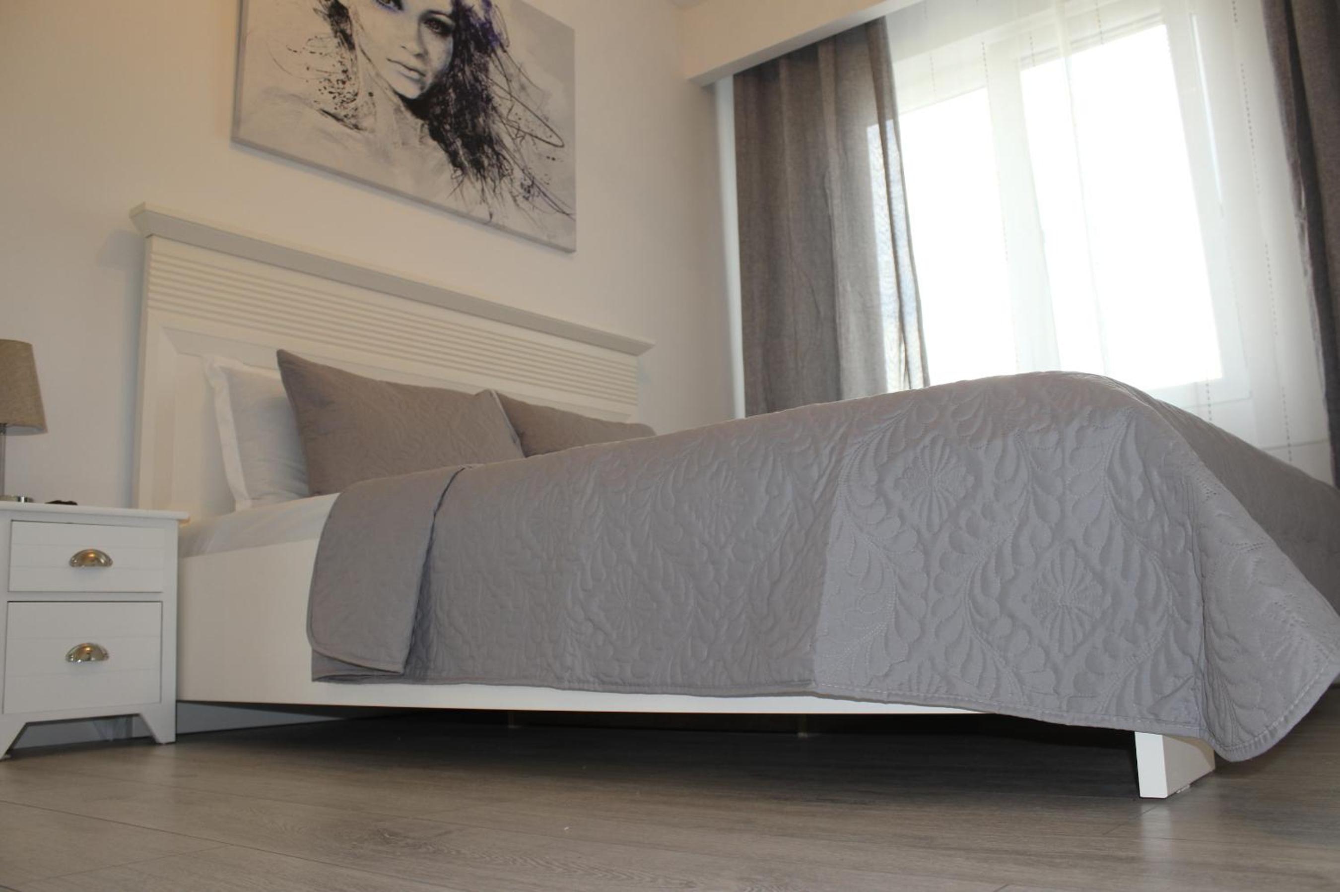 Deluxe King Room - Photo 10