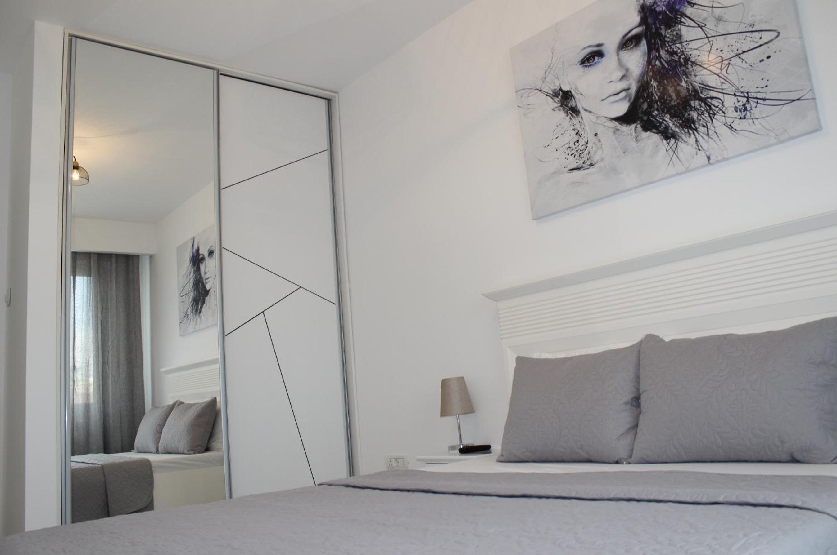 Deluxe King Room - Photo 1