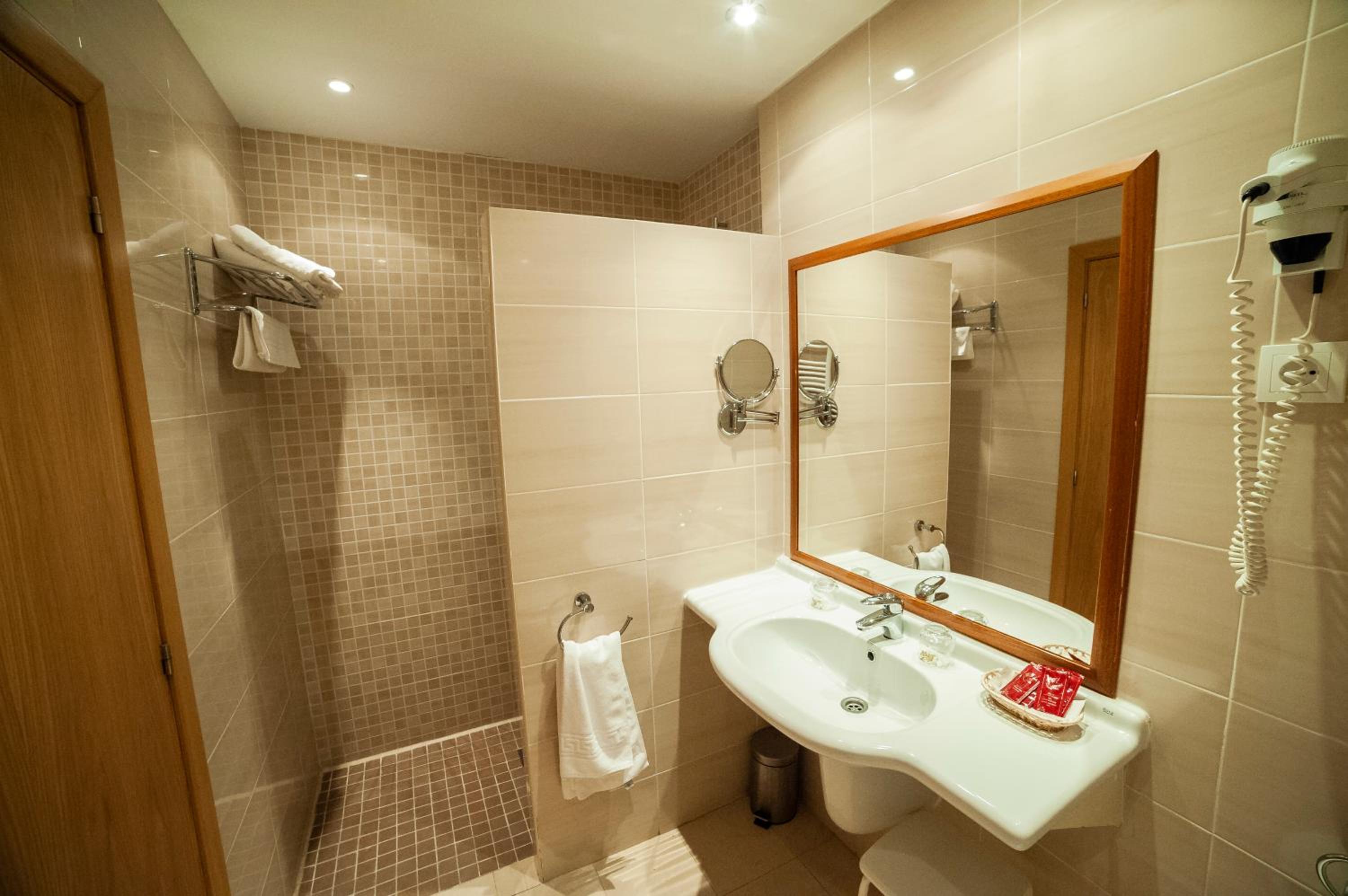 Double or Twin Room - Photo 4