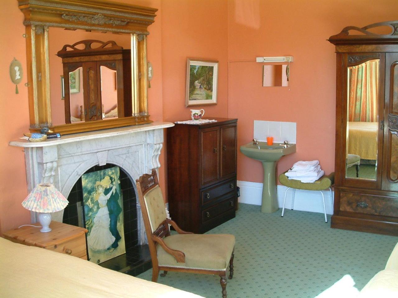 Quadruple Room with Private Bathroom photo 3