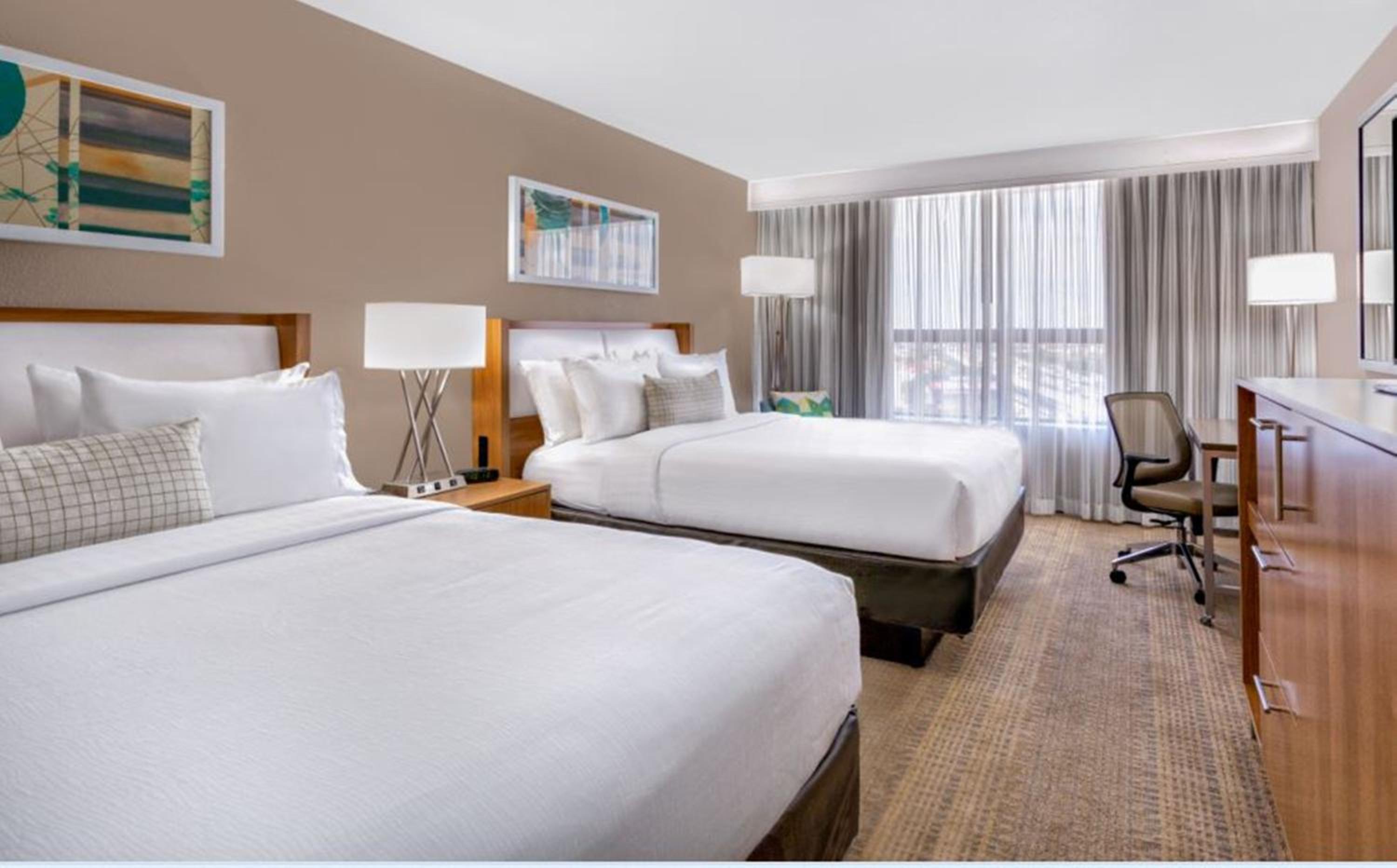 Standard Queen Room with Two Queen Beds - Photo 3