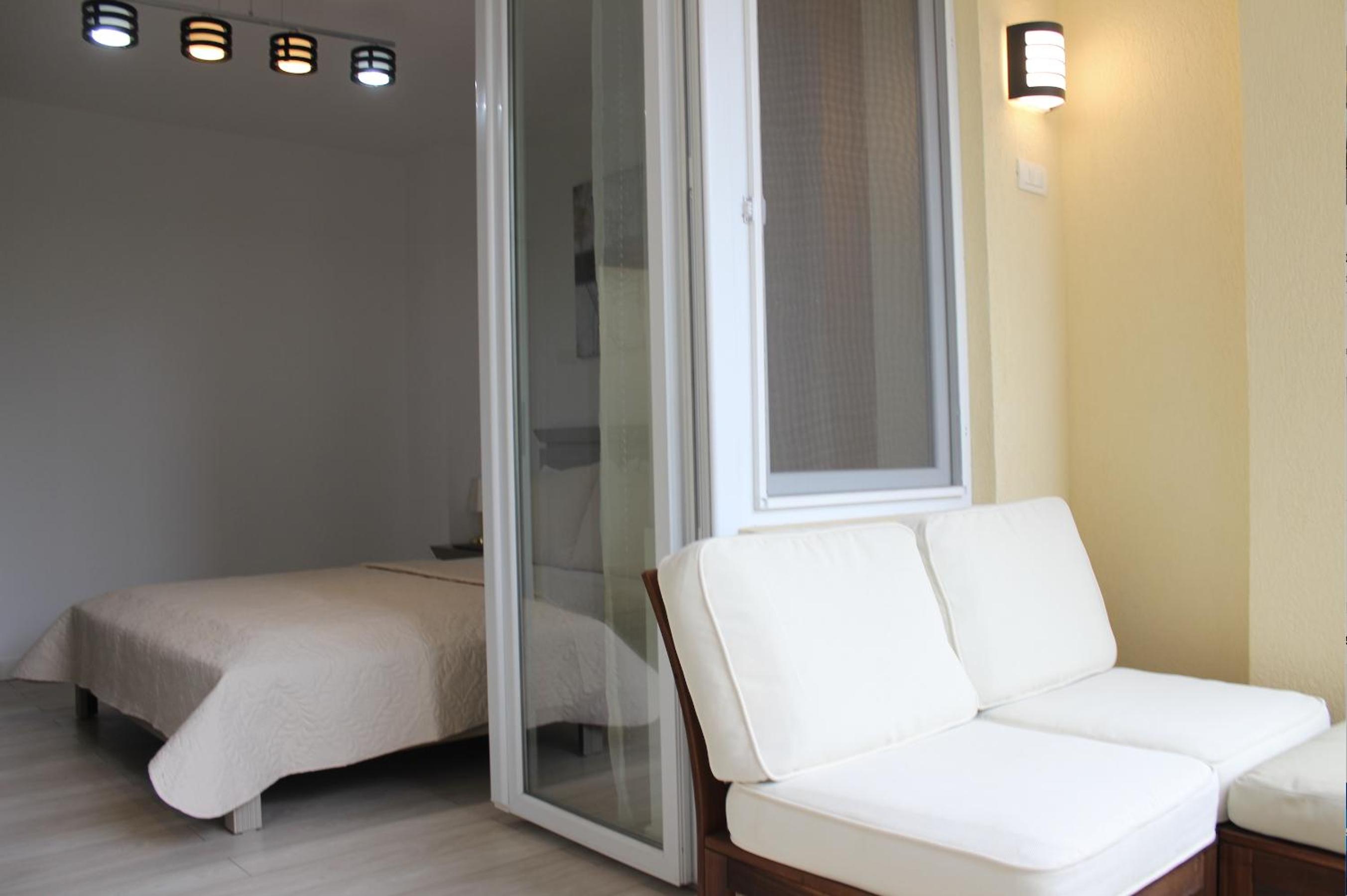 Deluxe Double Room with Balcony - Photo 12