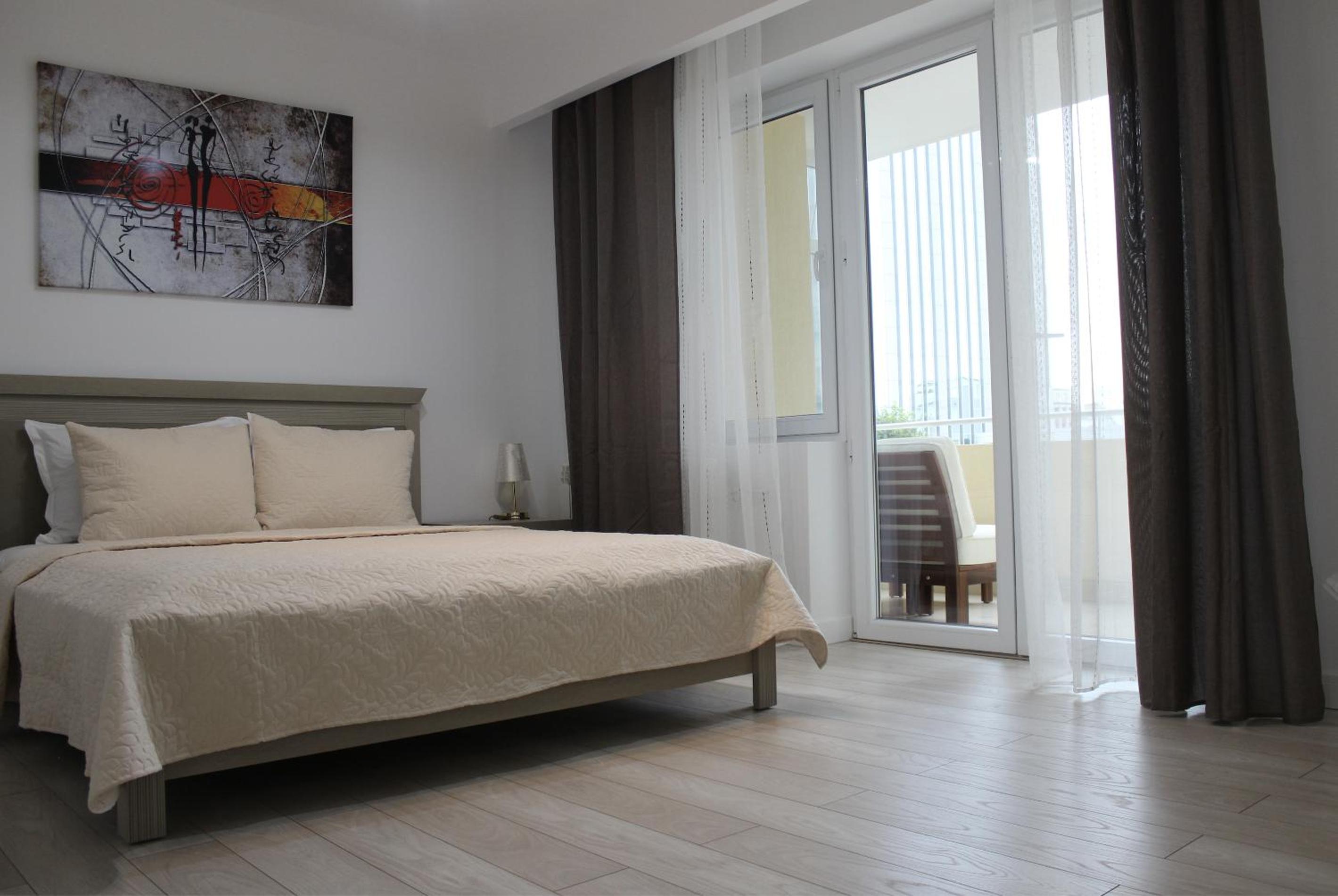 Deluxe Double Room with Balcony - Photo 6
