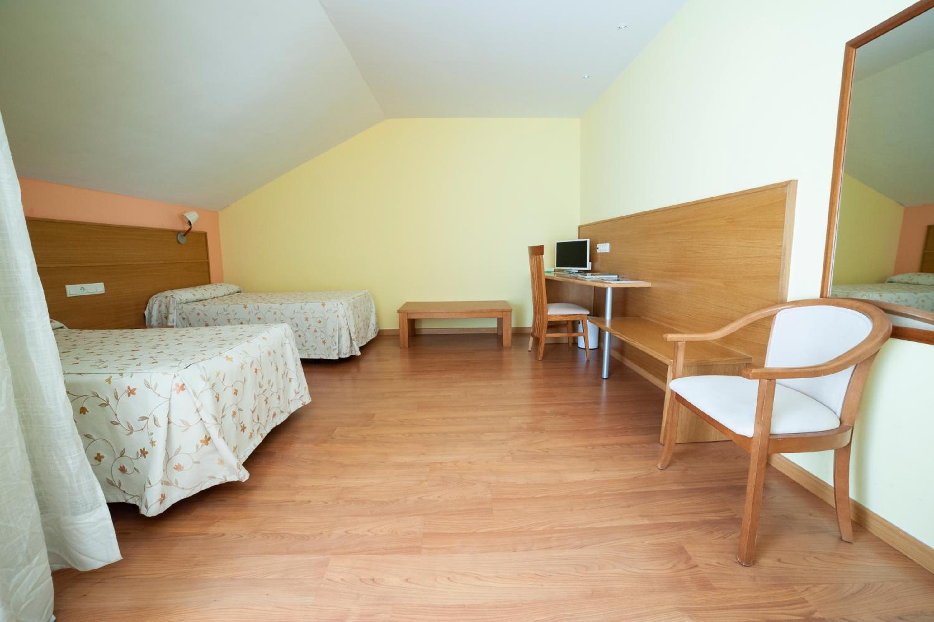 Family Room (2 Adults + 2 Children) - Photo 2