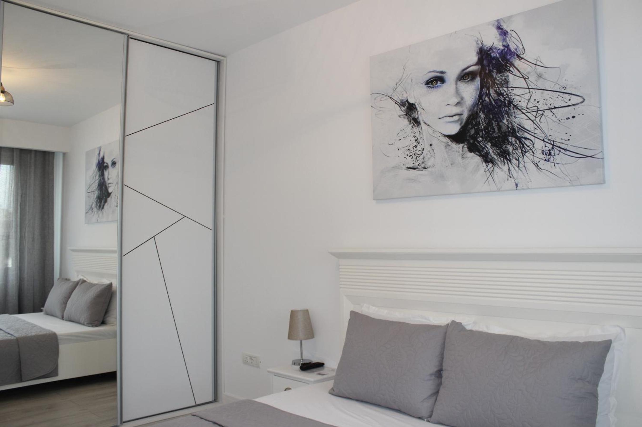 Deluxe King Room - Photo 4