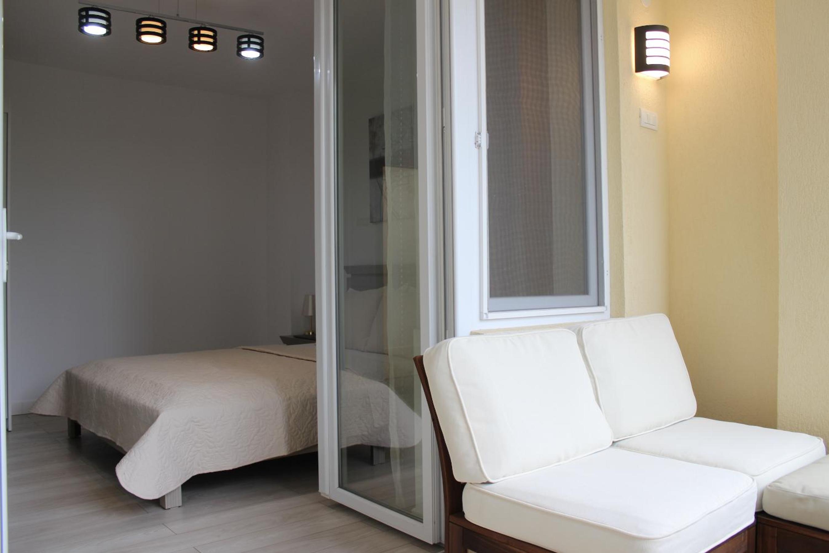 Deluxe Double Room with Balcony - Photo 16