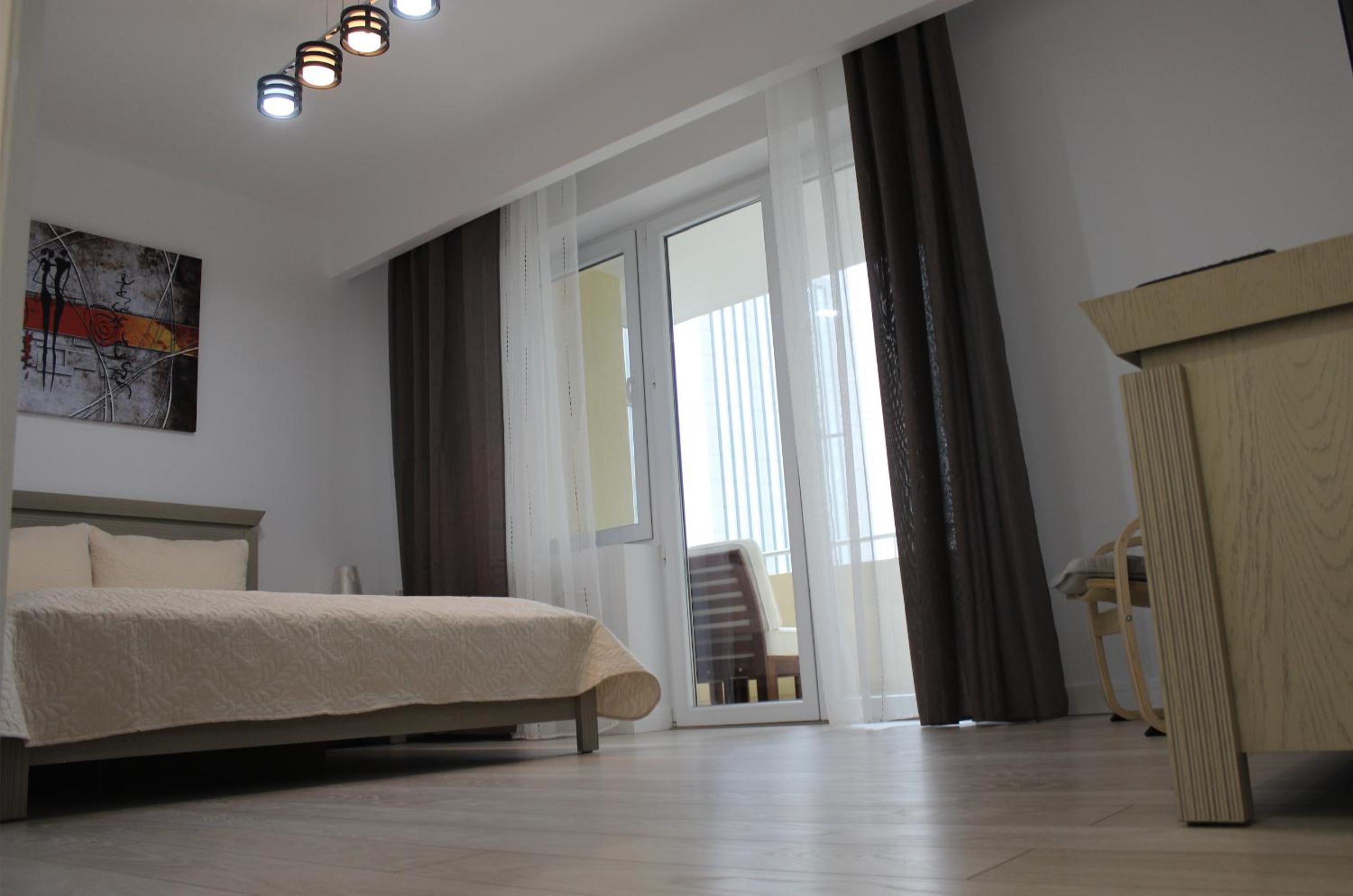 Deluxe Double Room with Balcony - Photo 4