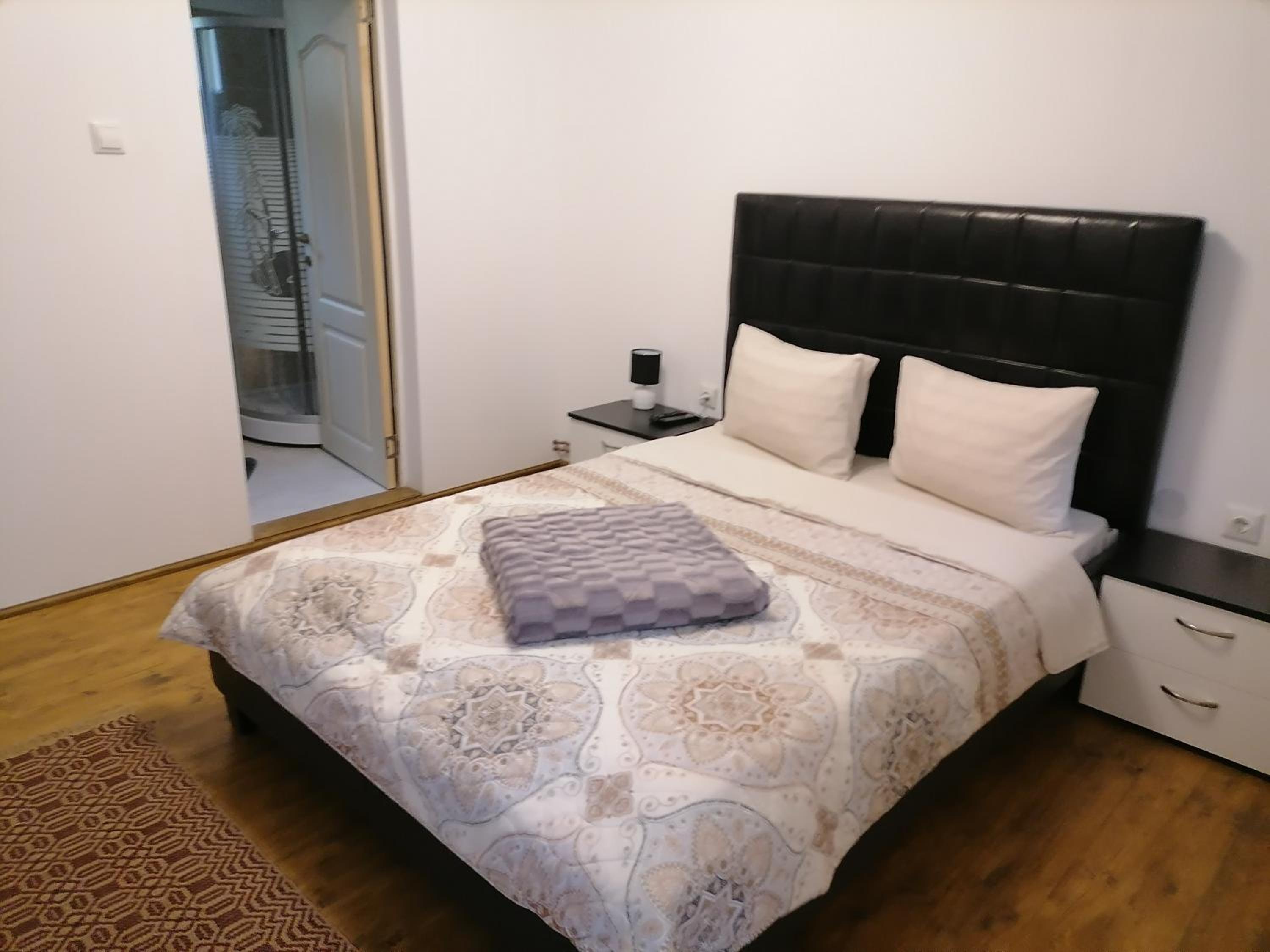Double Room with Private Bathroom - Photo 9