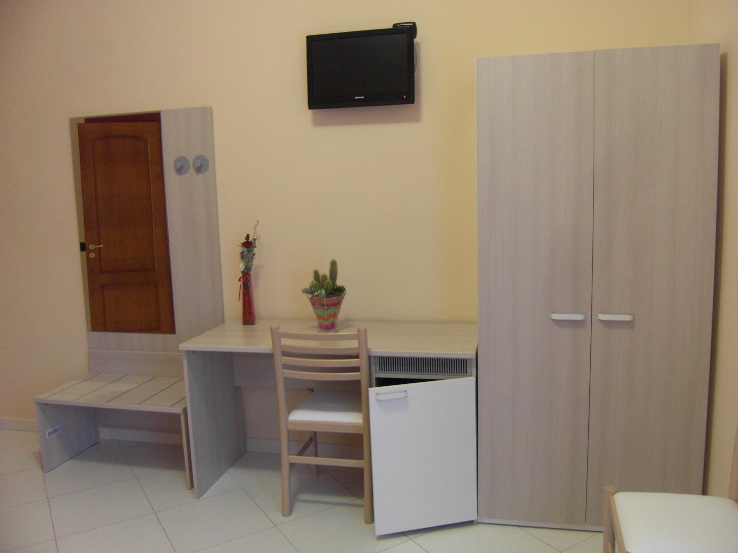 Deluxe Double Room with Shower - Photo 5