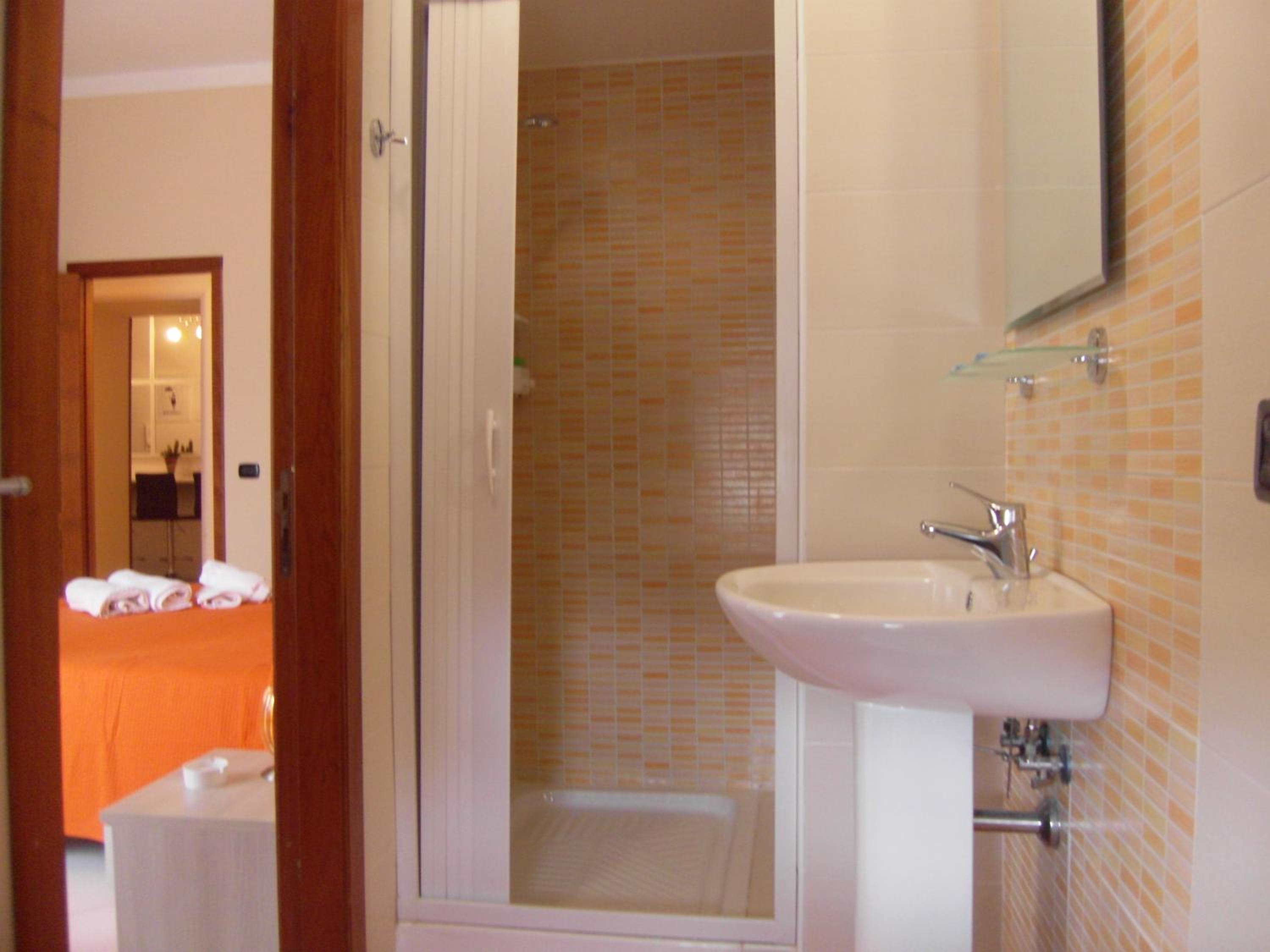 Deluxe Double Room with Shower - Photo 10