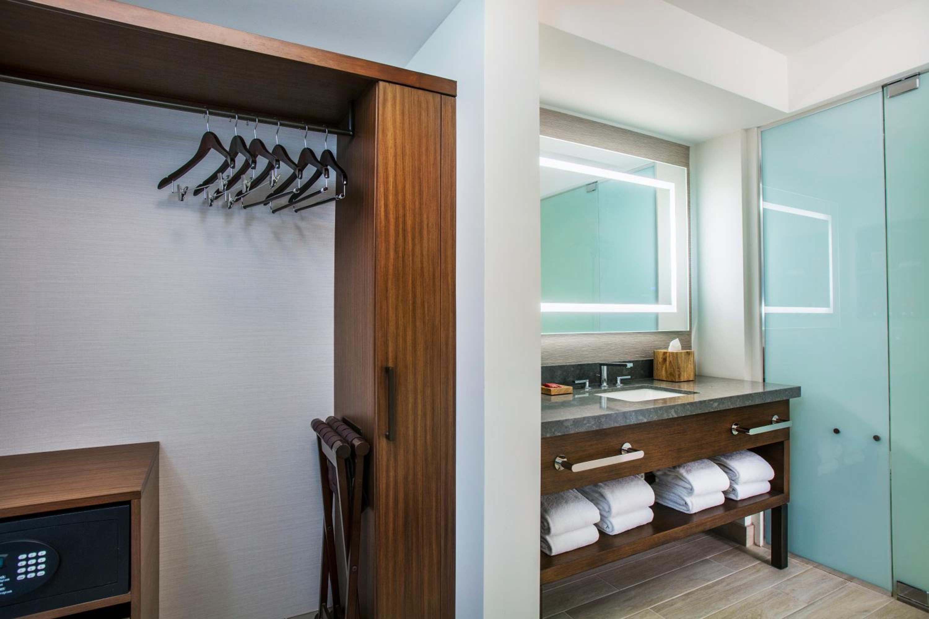 Corner King Room with Ocean View