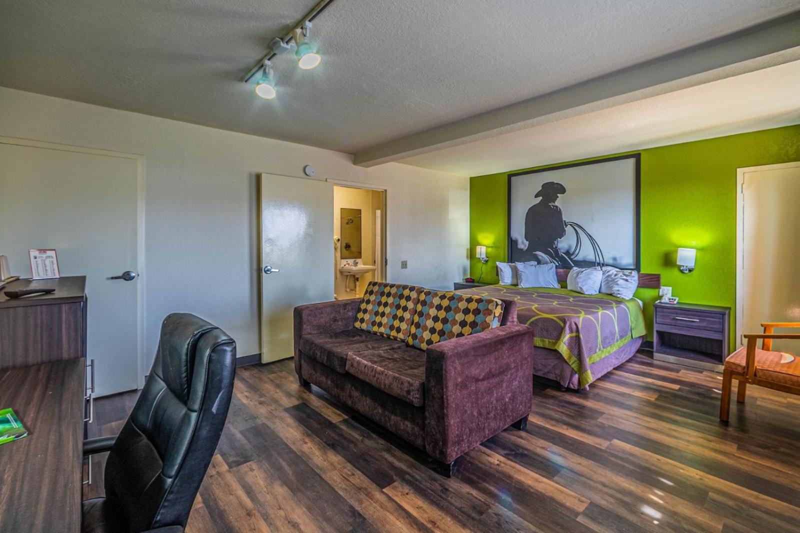 1 King Bed, Mobility Accessible Room, Bathtub w/ Grab Bars, Smoking - Photo 3