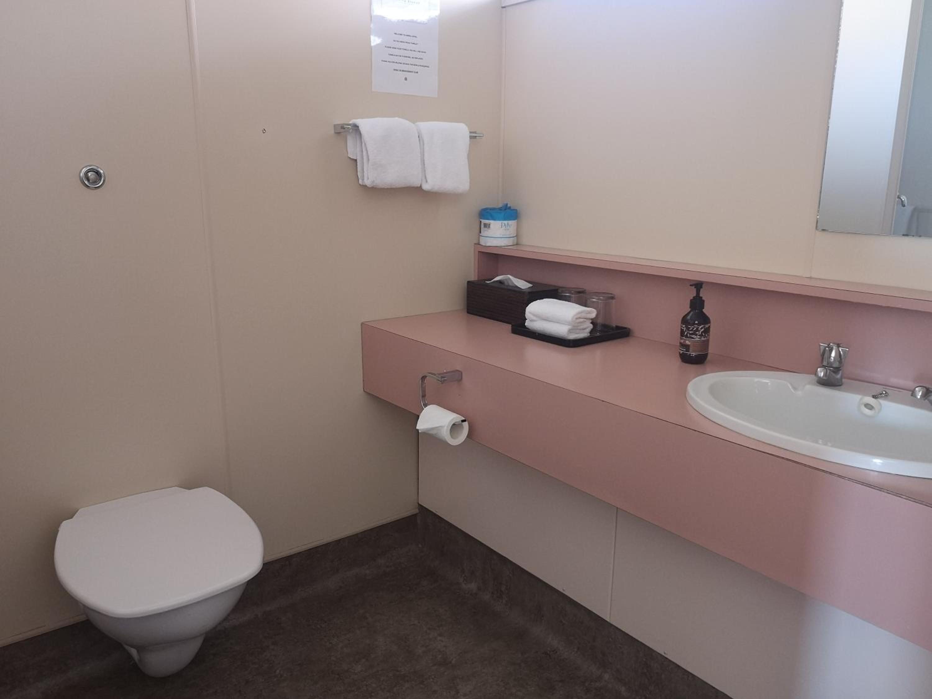 Standard Lake View Studio Hotel Room with Ensuite Bathroom - Photo 10
