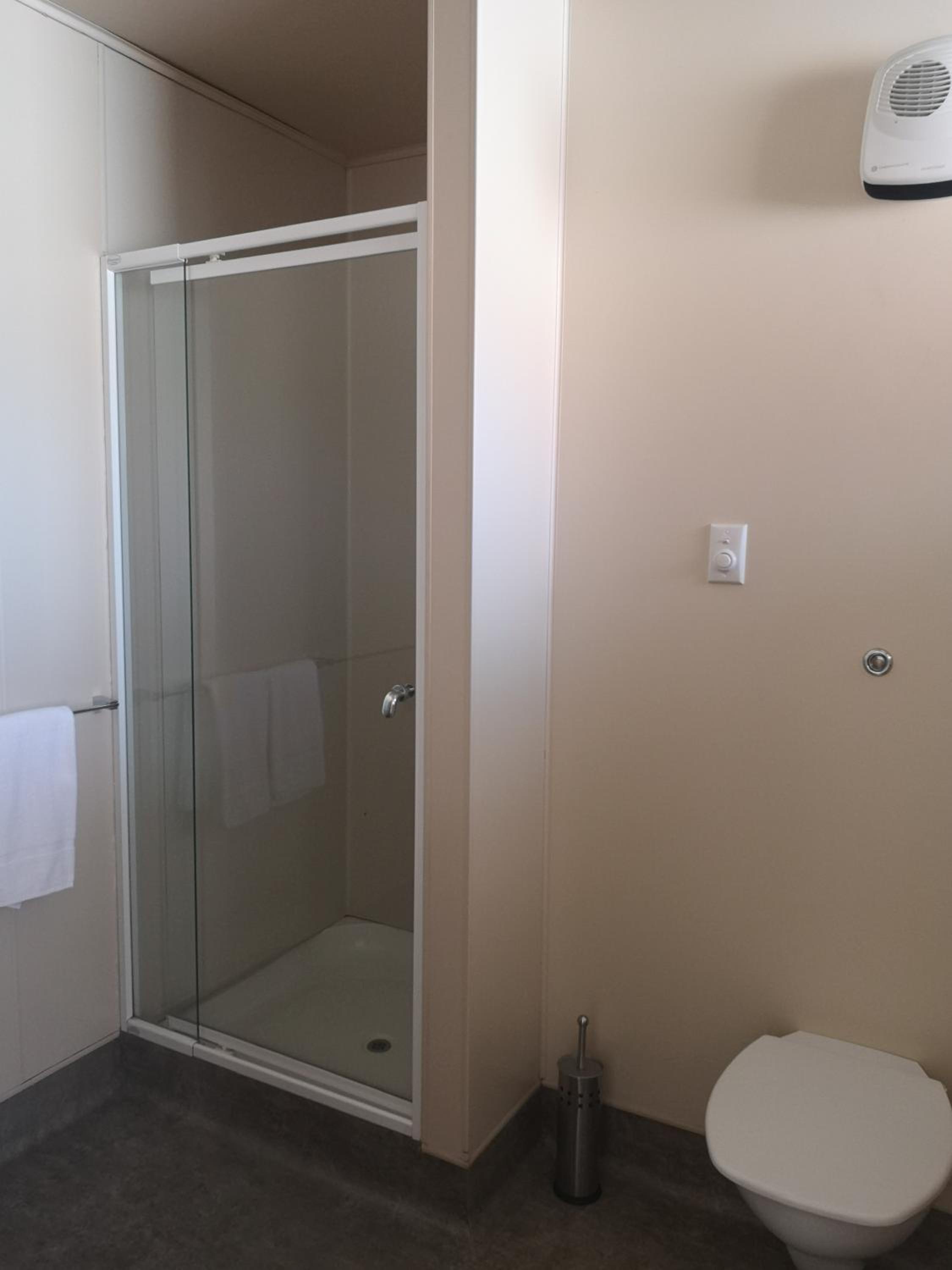 Standard Lake View Studio Hotel Room with Ensuite Bathroom - Photo 11