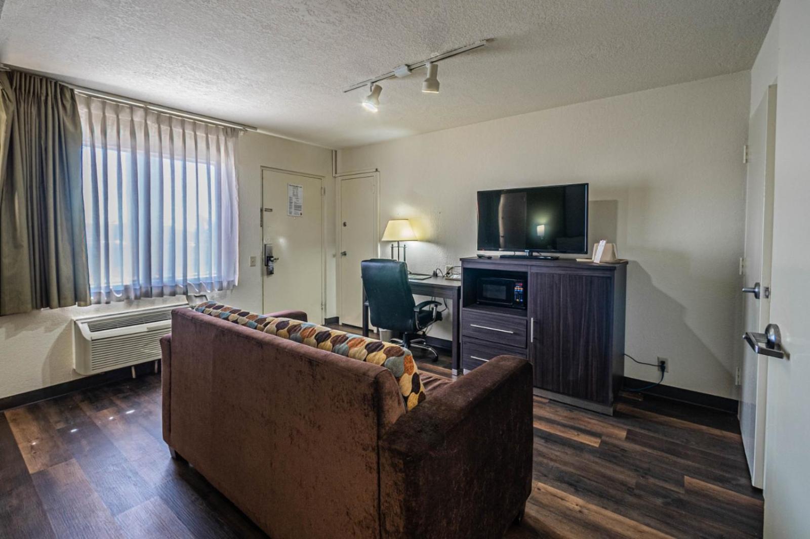 King Room with Bath Tub - Mobility Accessible/Non-Smoking - Photo 1