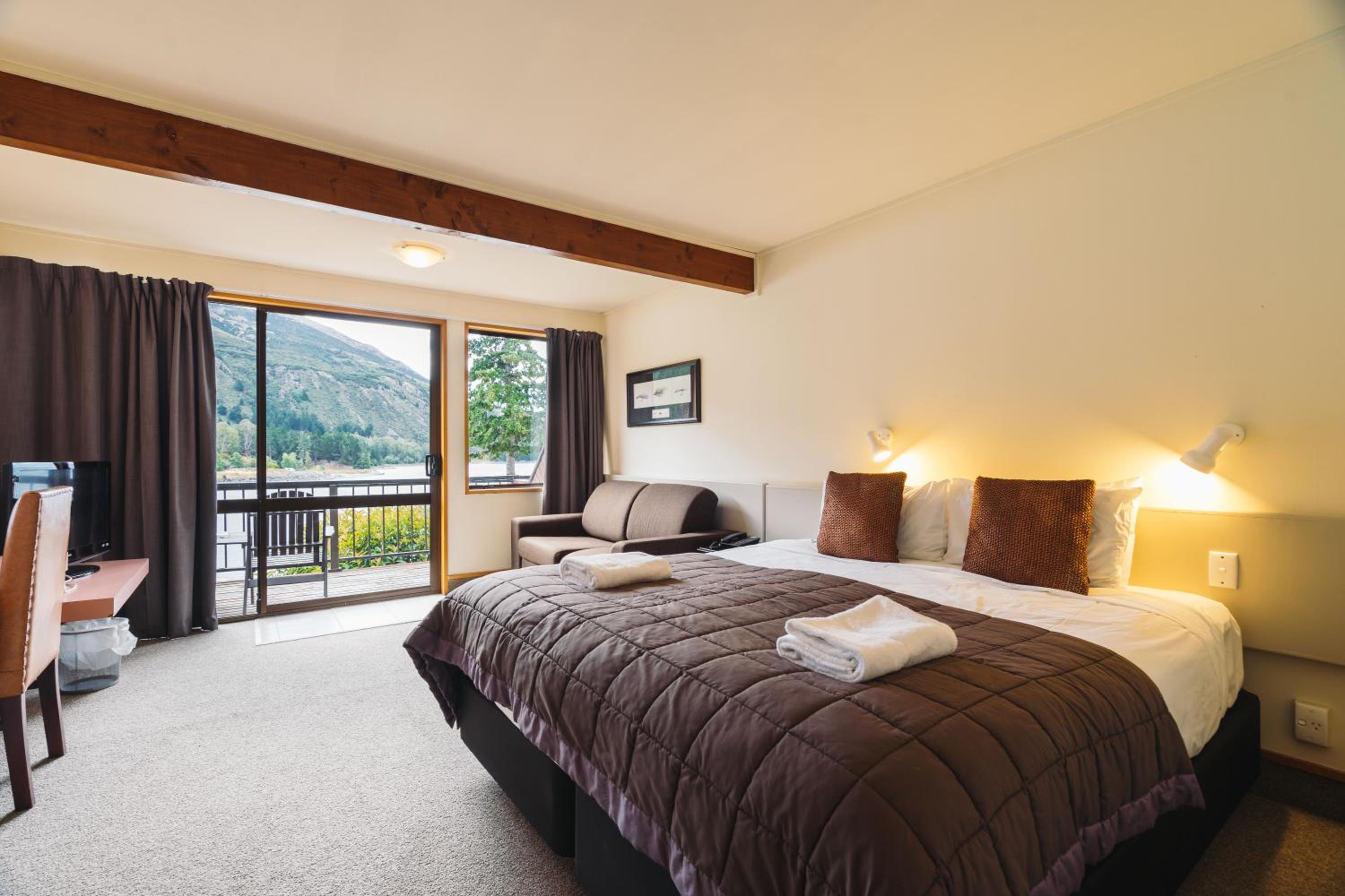Standard Lake View Family Hotel Room with Mezzanine and Ensuite Bathroom - Photo 7