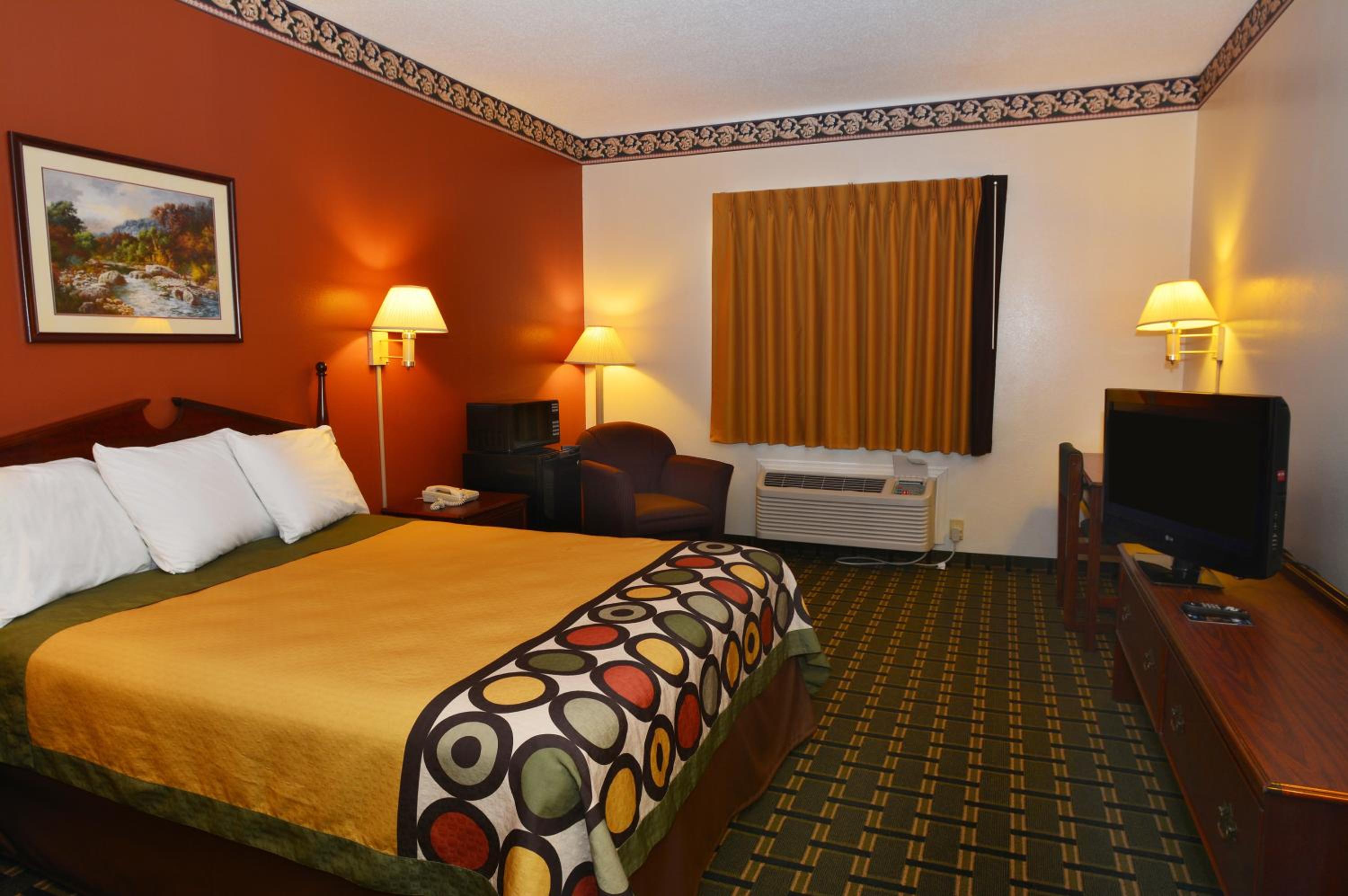 Studio Suite with Three Queen Beds - Non-Smoking - Photo 1