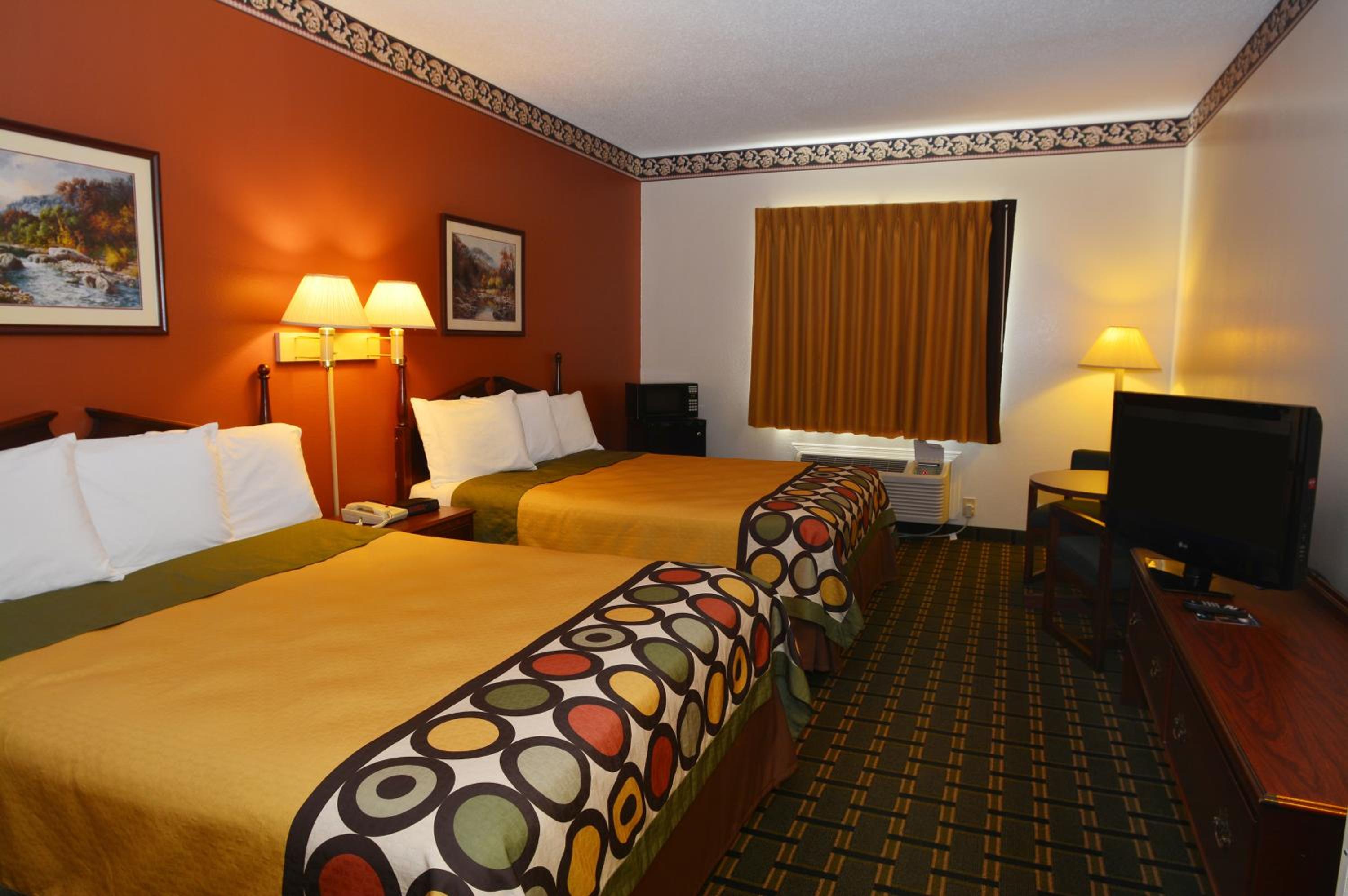Queen Room with Two Queen Beds - Non-Smoking - Photo 1