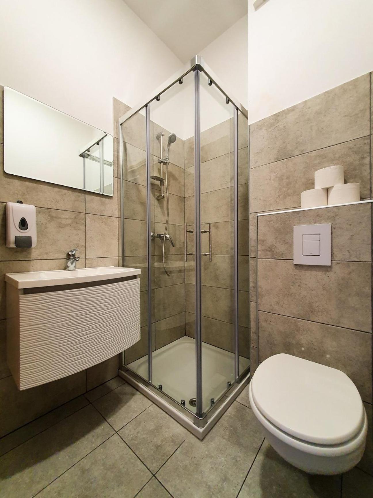 Double or Twin Room with Private Bathroom photo 3