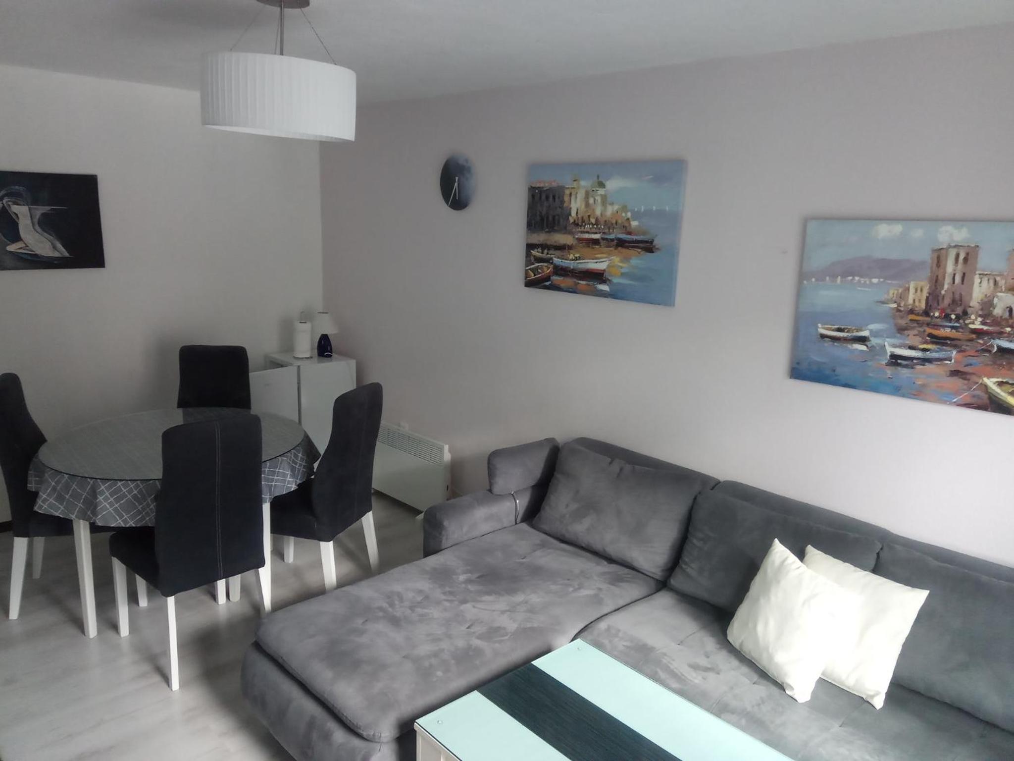 One-Bedroom Apartment photo 2