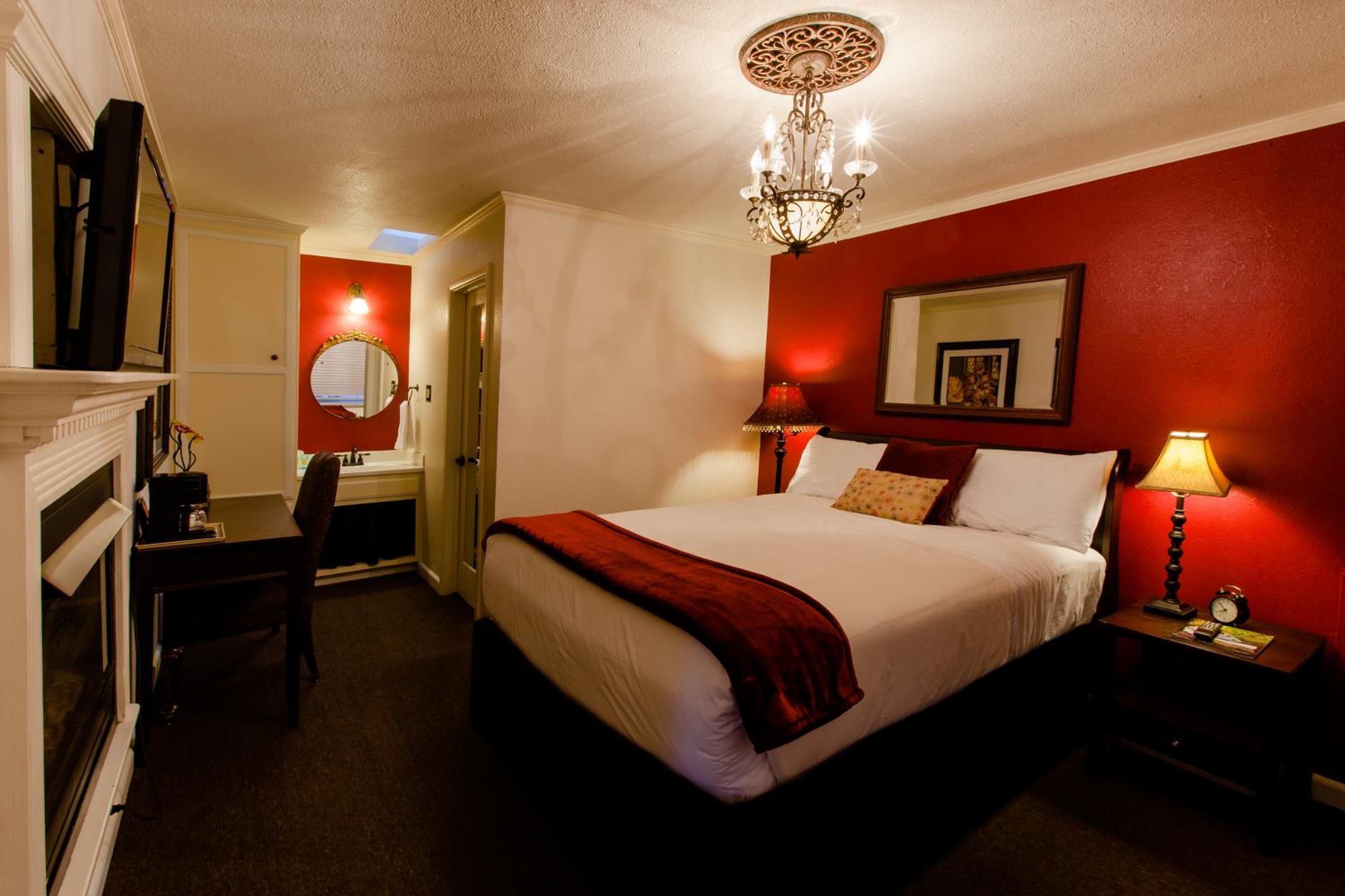 One Queen Bed Room photo 1