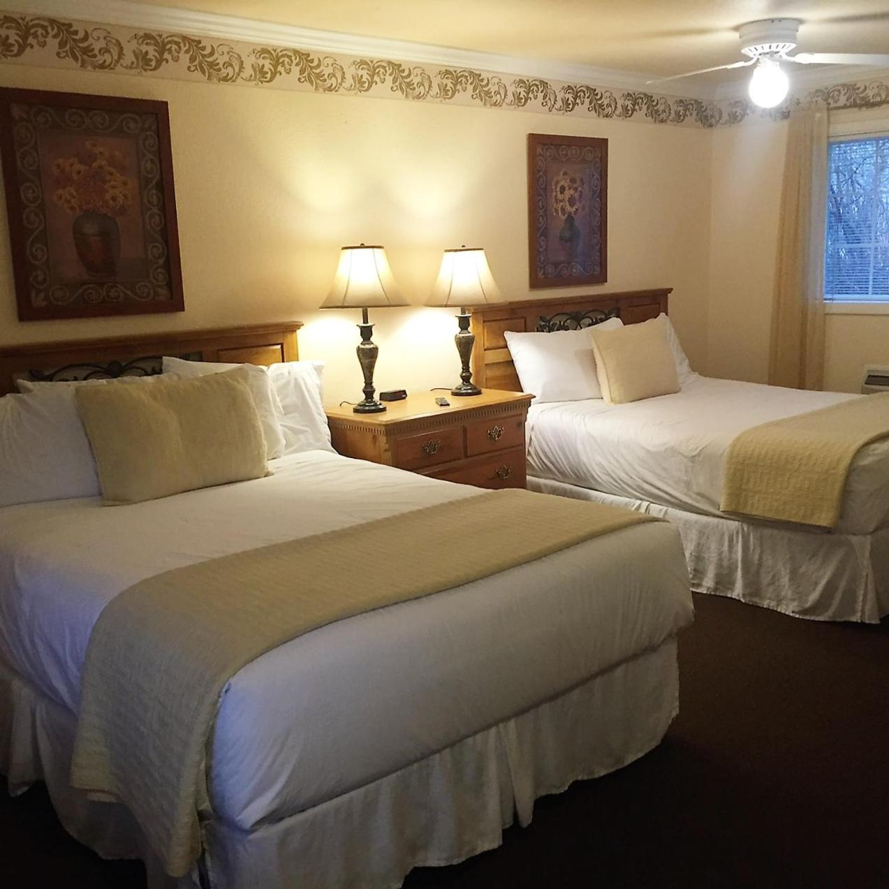 Deluxe Two Queen Beds photo 1