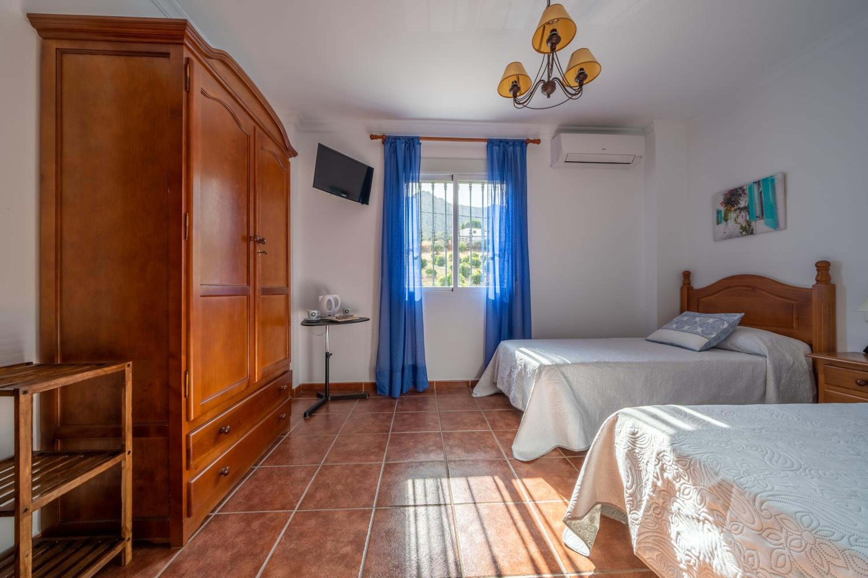 Twin Room with Private Bathroom photo 2