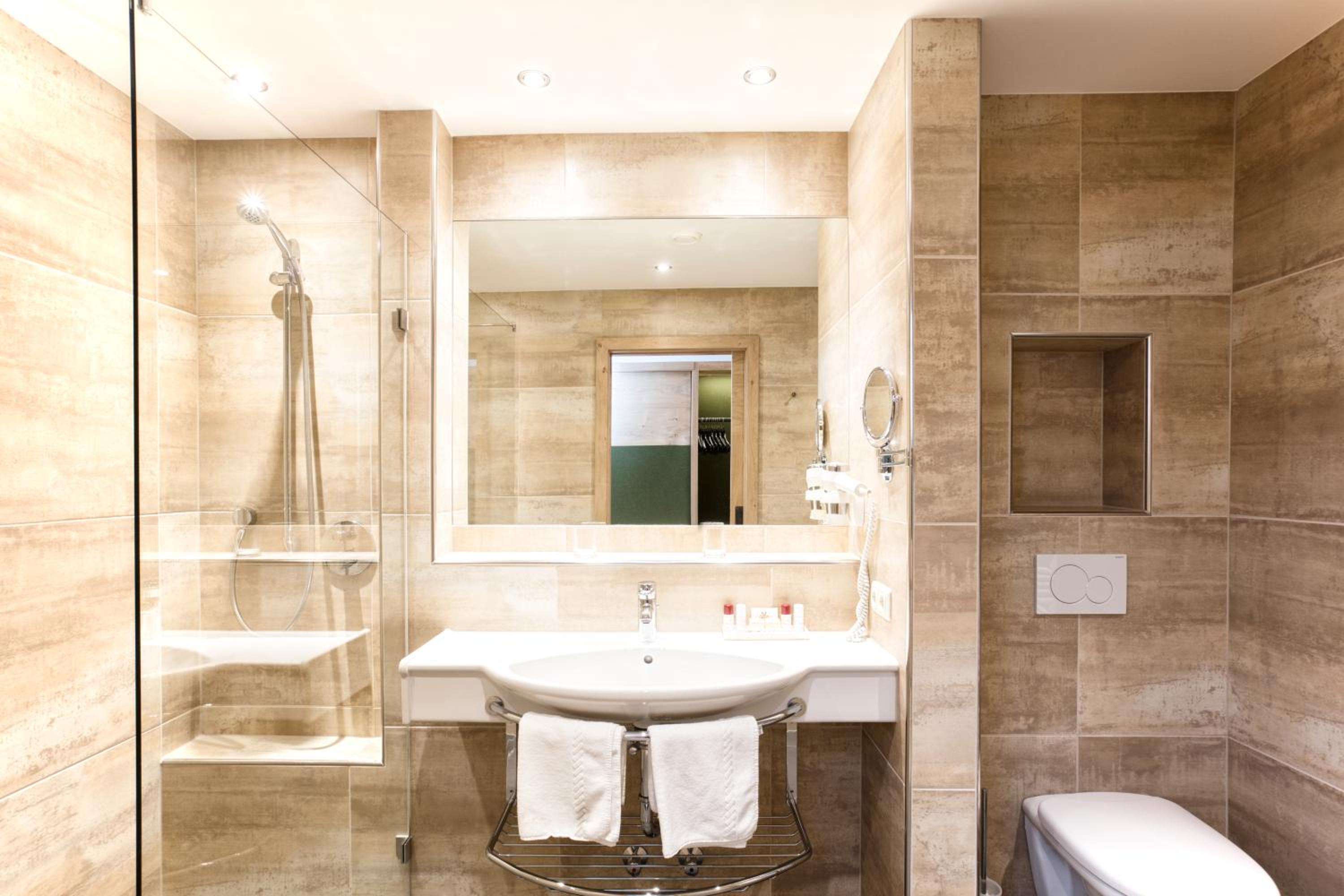 Deluxe Double or Twin Room - Photo 3