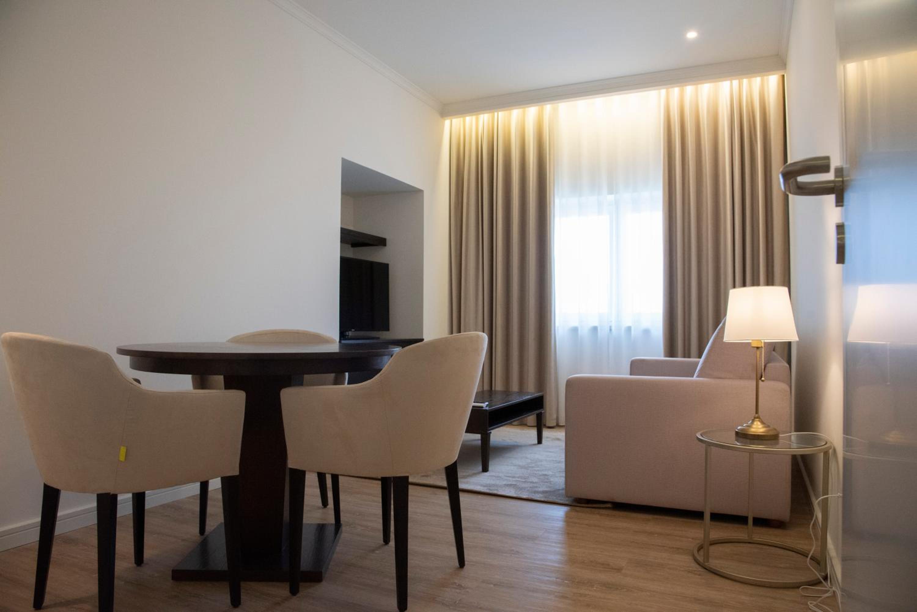 Suite - Photo 4
