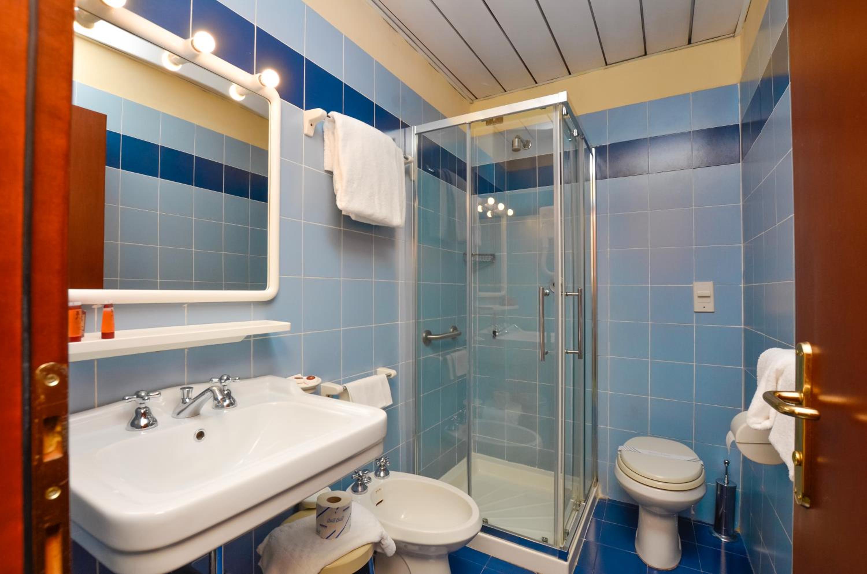 Double or Twin Room - Photo 8