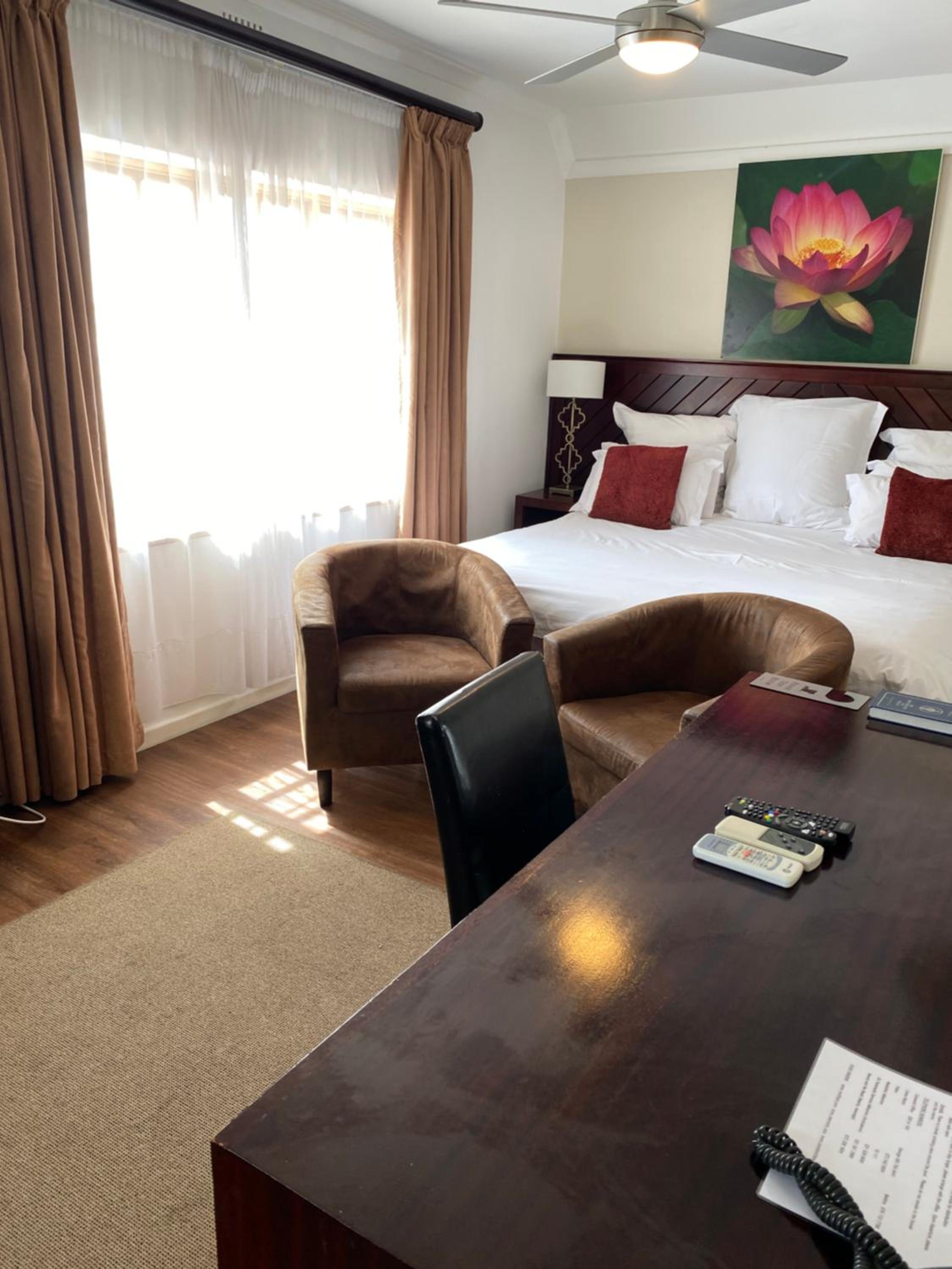 Double or Twin Room with Pool View - Photo 7