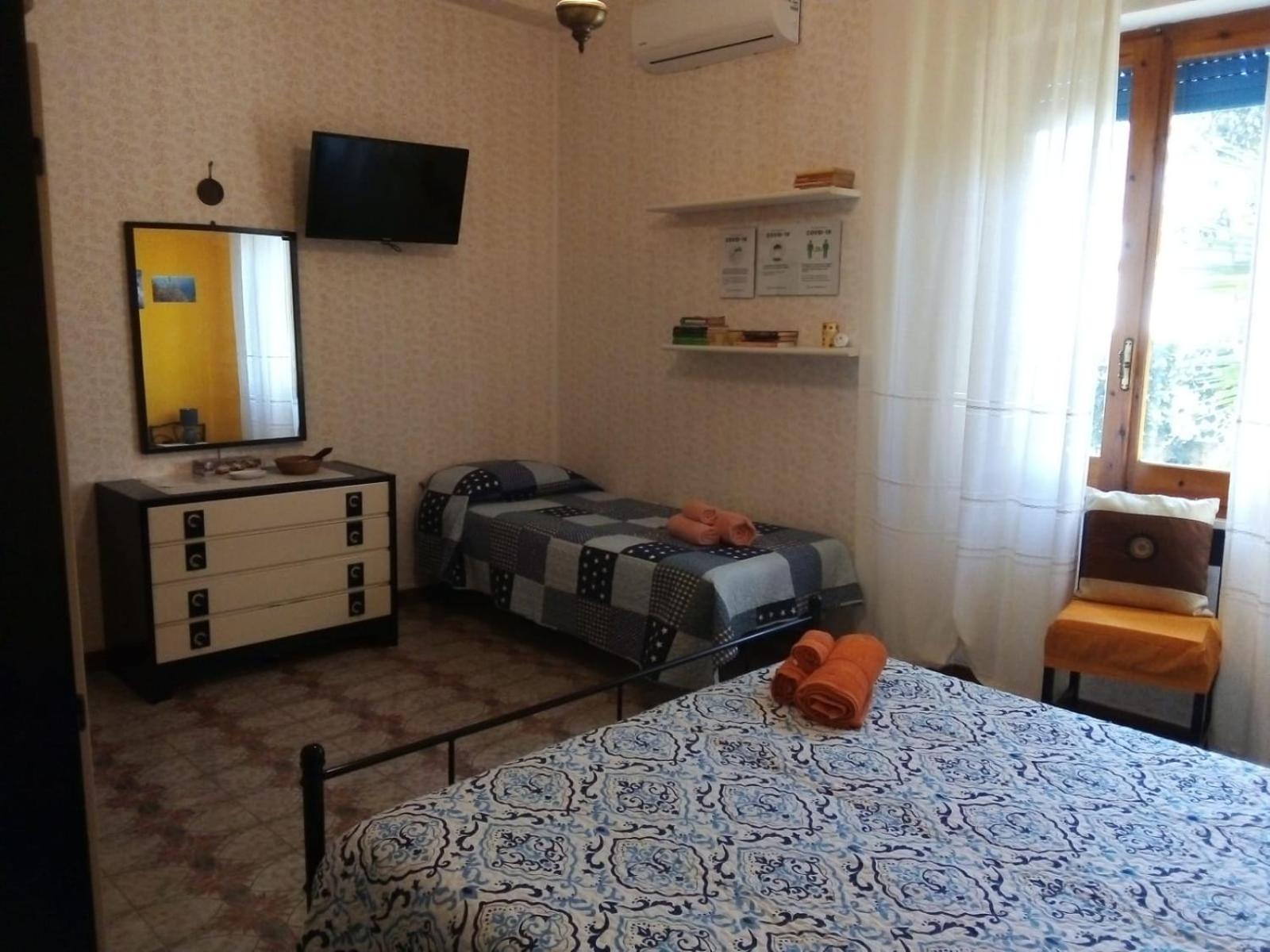 Deluxe Double Room with Extra Bed and Private External Bathroom - Photo 7