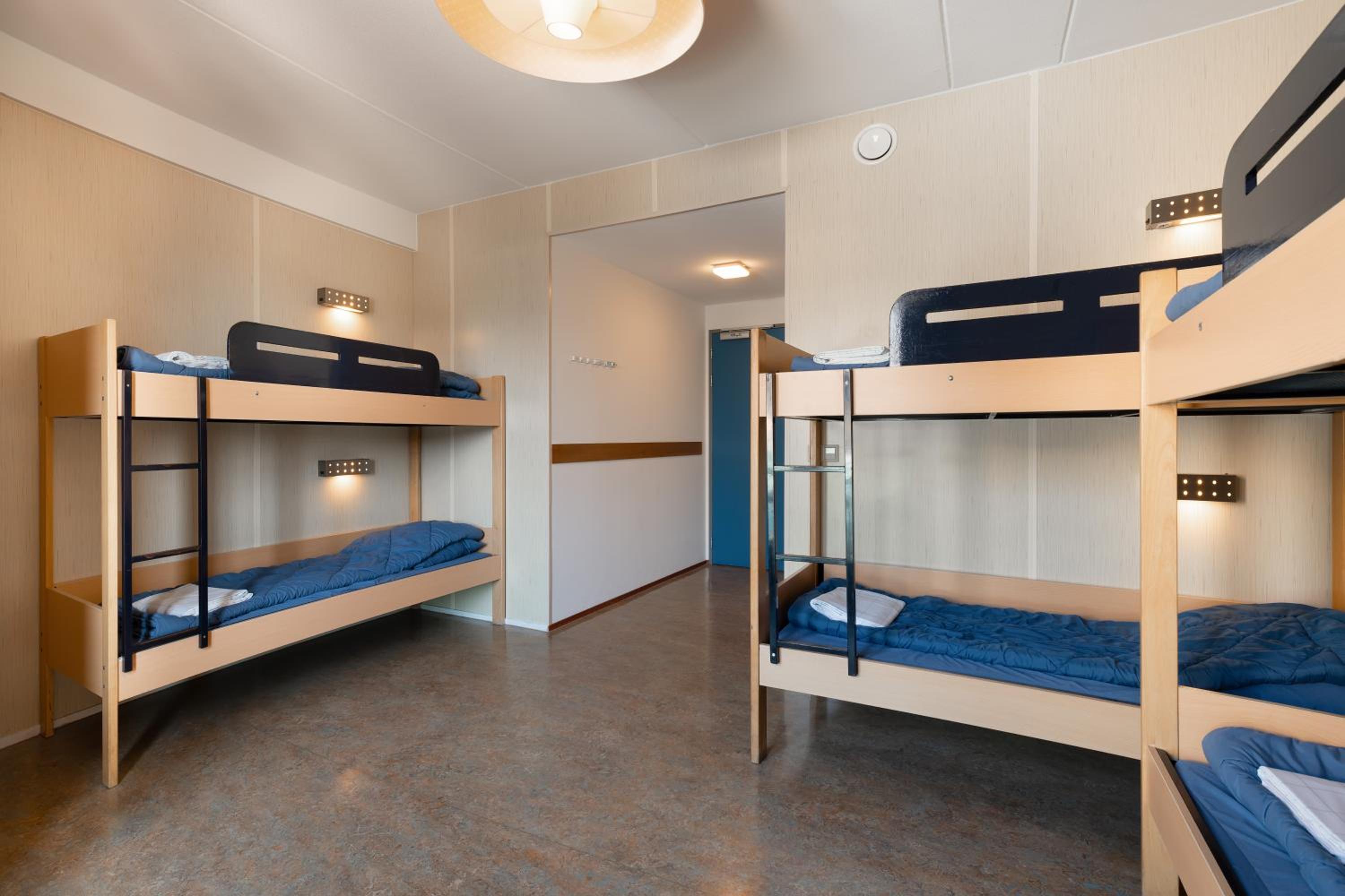 Six Person Room With Private Bathroom and Shower photo 2