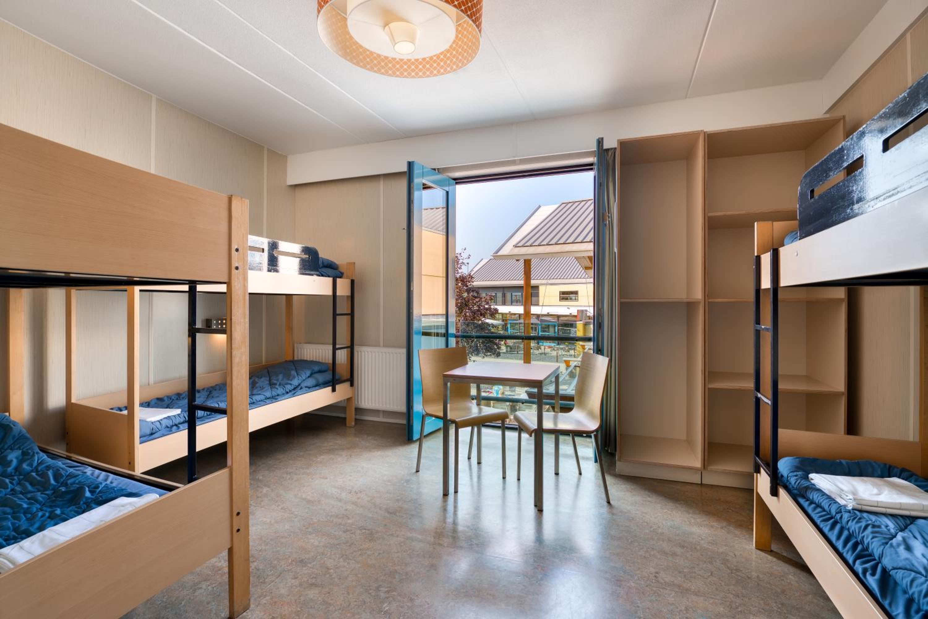 Six Person Room With Private Bathroom and Shower photo 1