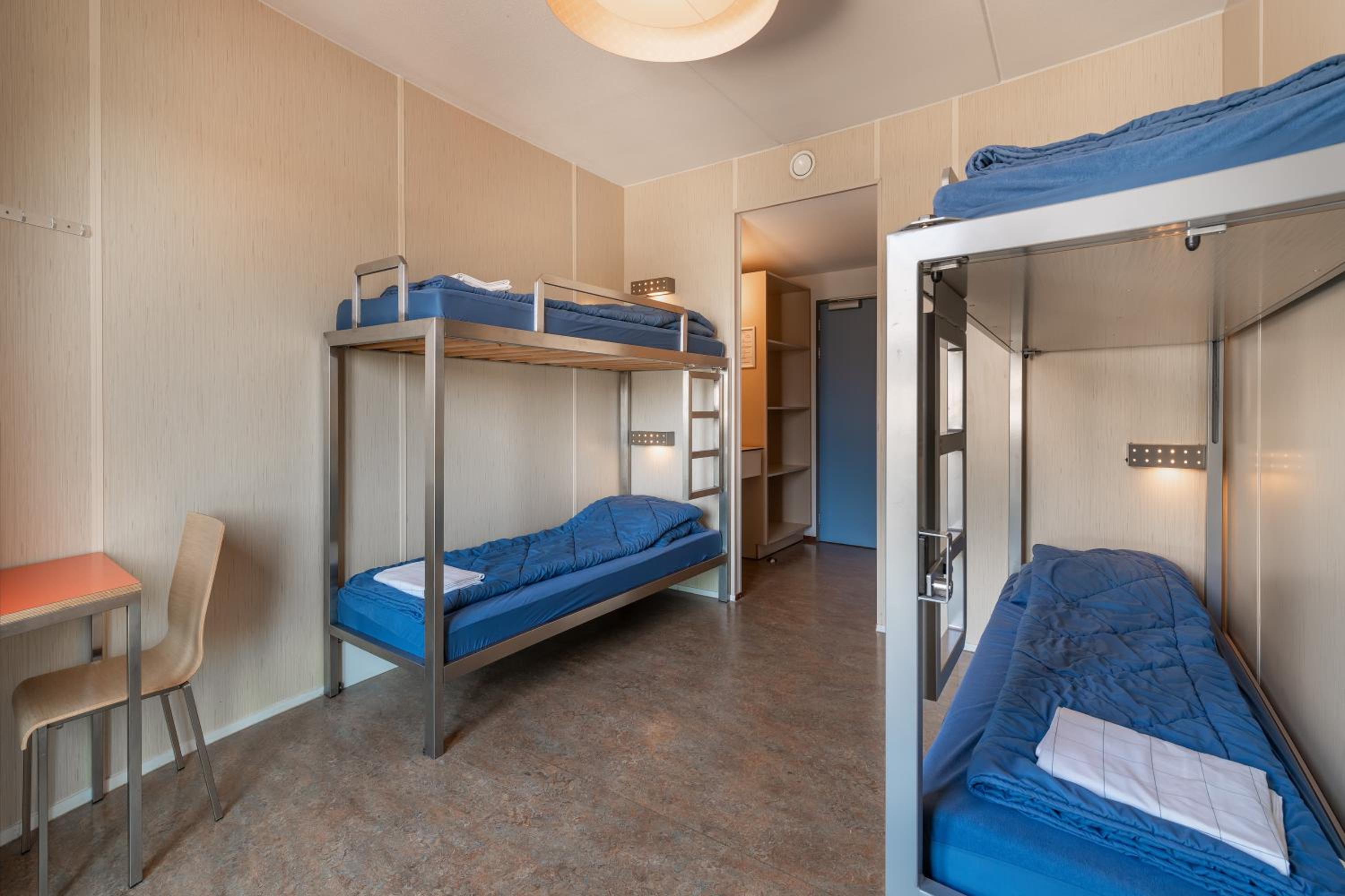 Bed in 4-Bed Mixed Room with Shower photo 1
