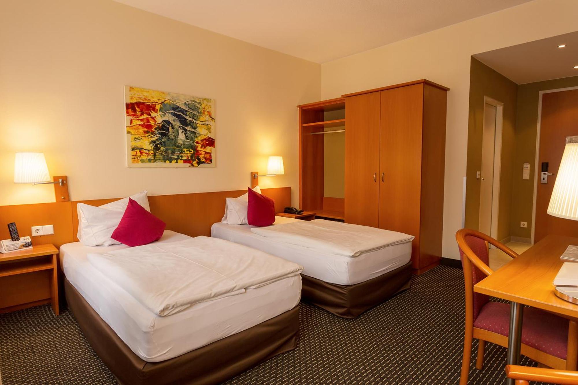 Standard Twin Room - Photo 3