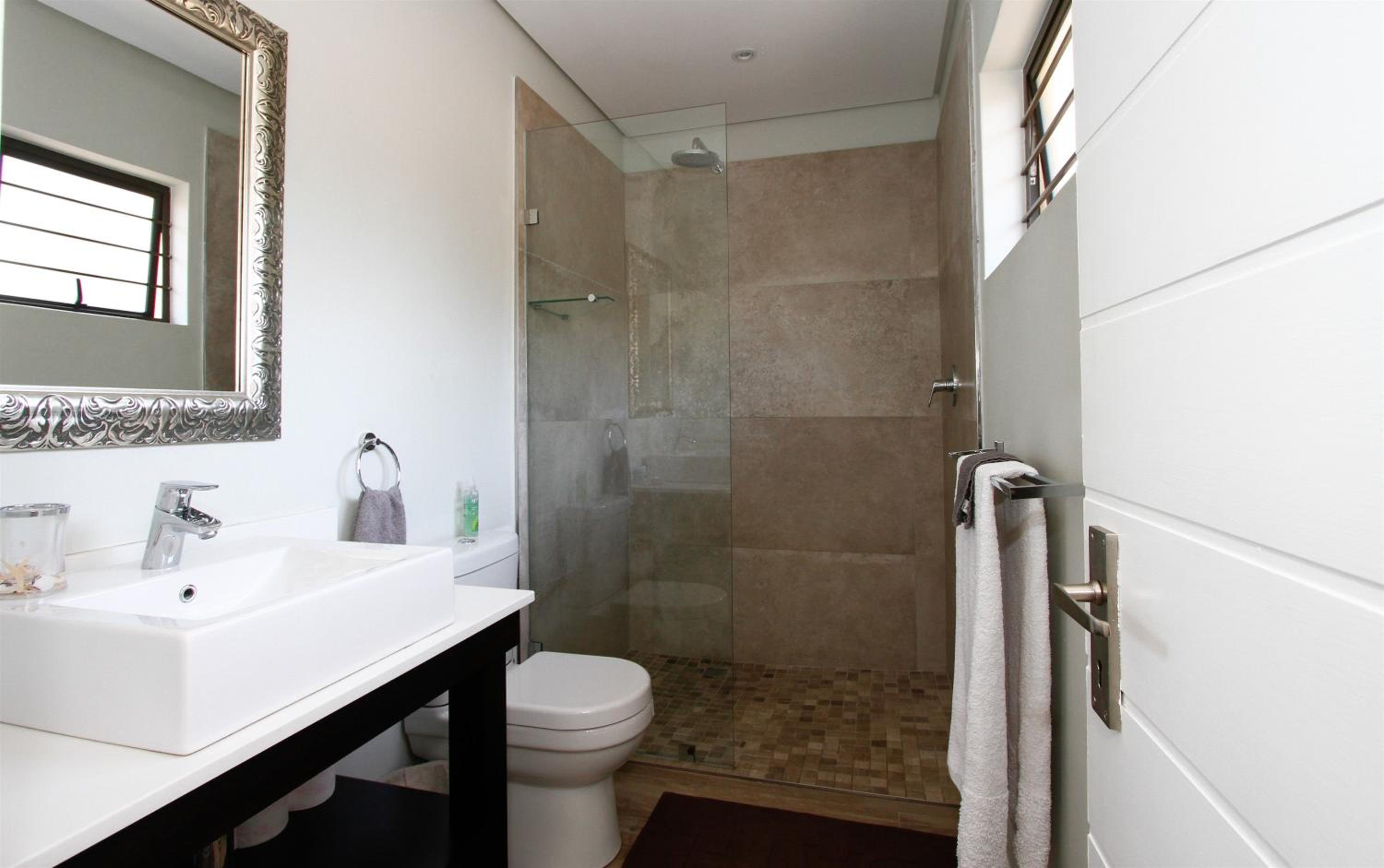 Suite - Photo 2