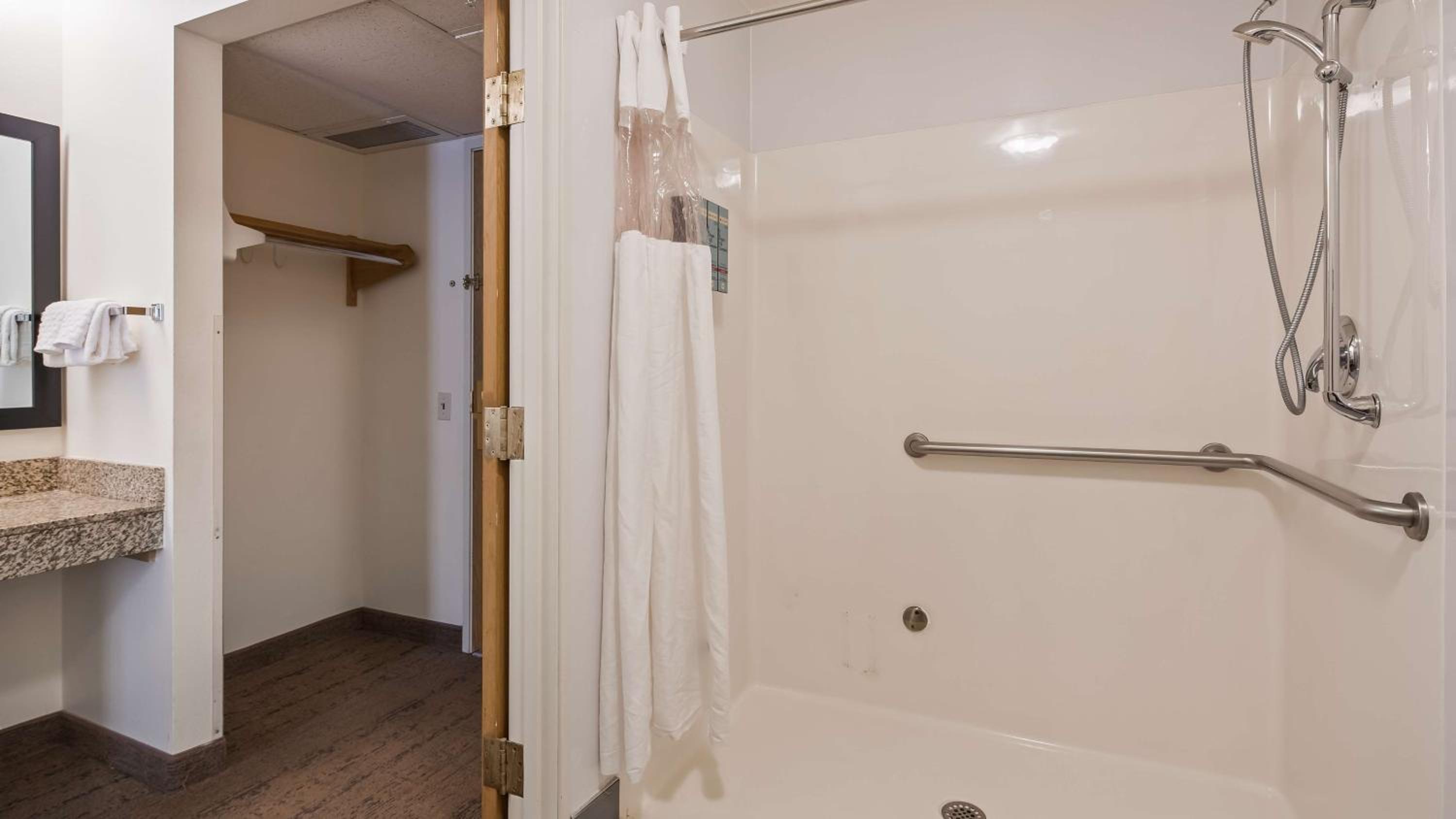 Queen Room with Roll-in Shower - Non-Smoking/Mobility Access