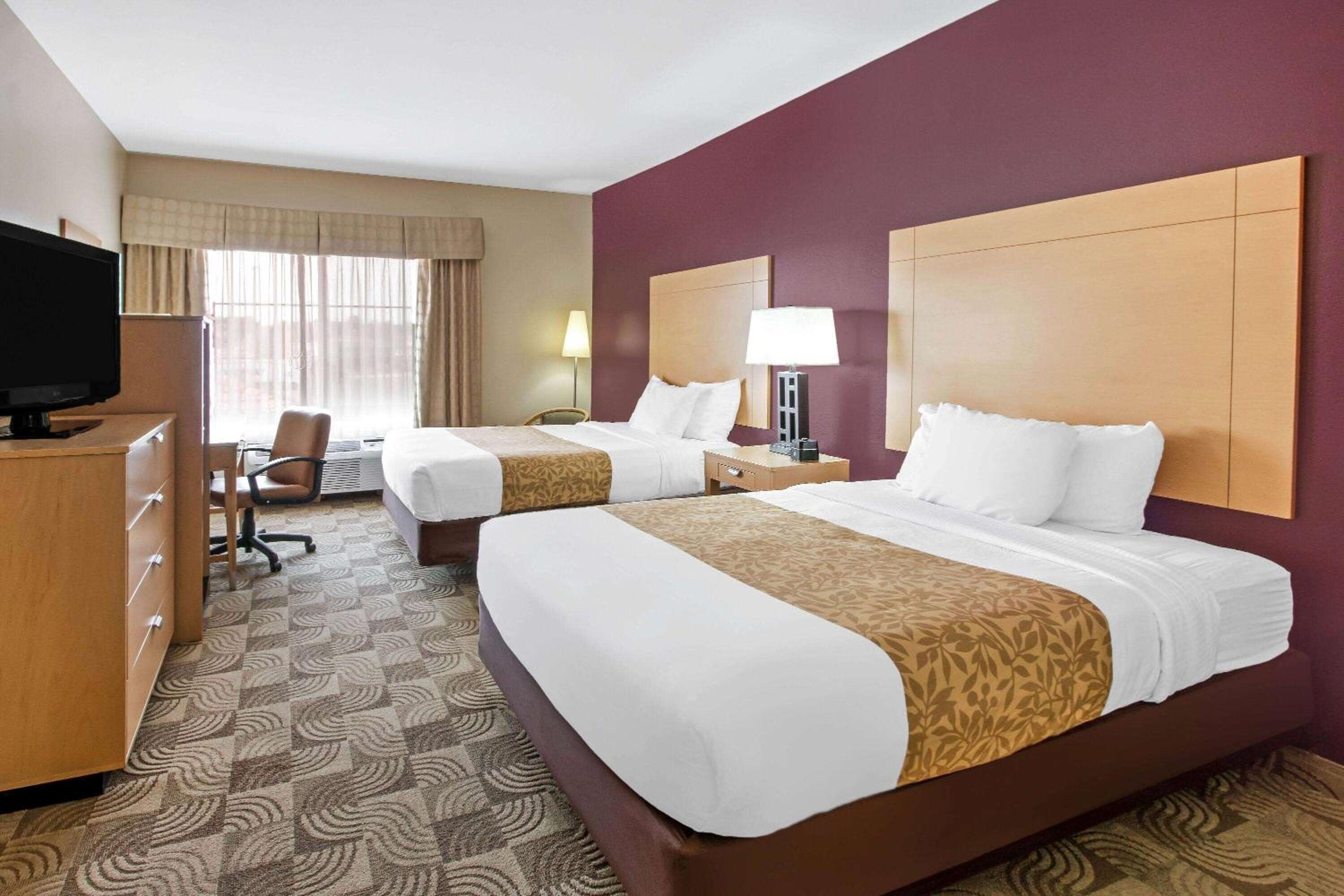 Queen Room with Two Queen Beds - Photo 2