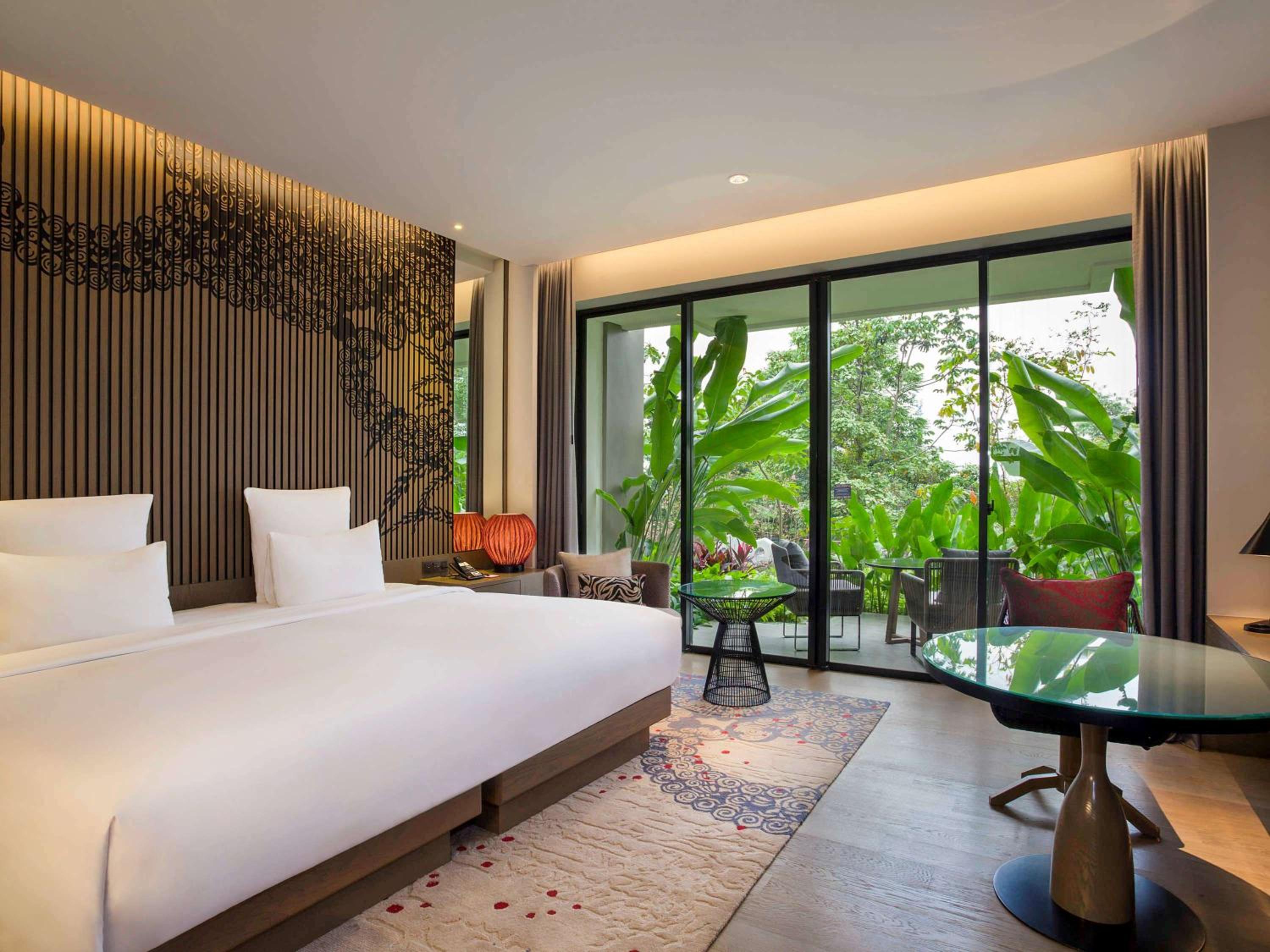 Deluxe King Room with Pool Access