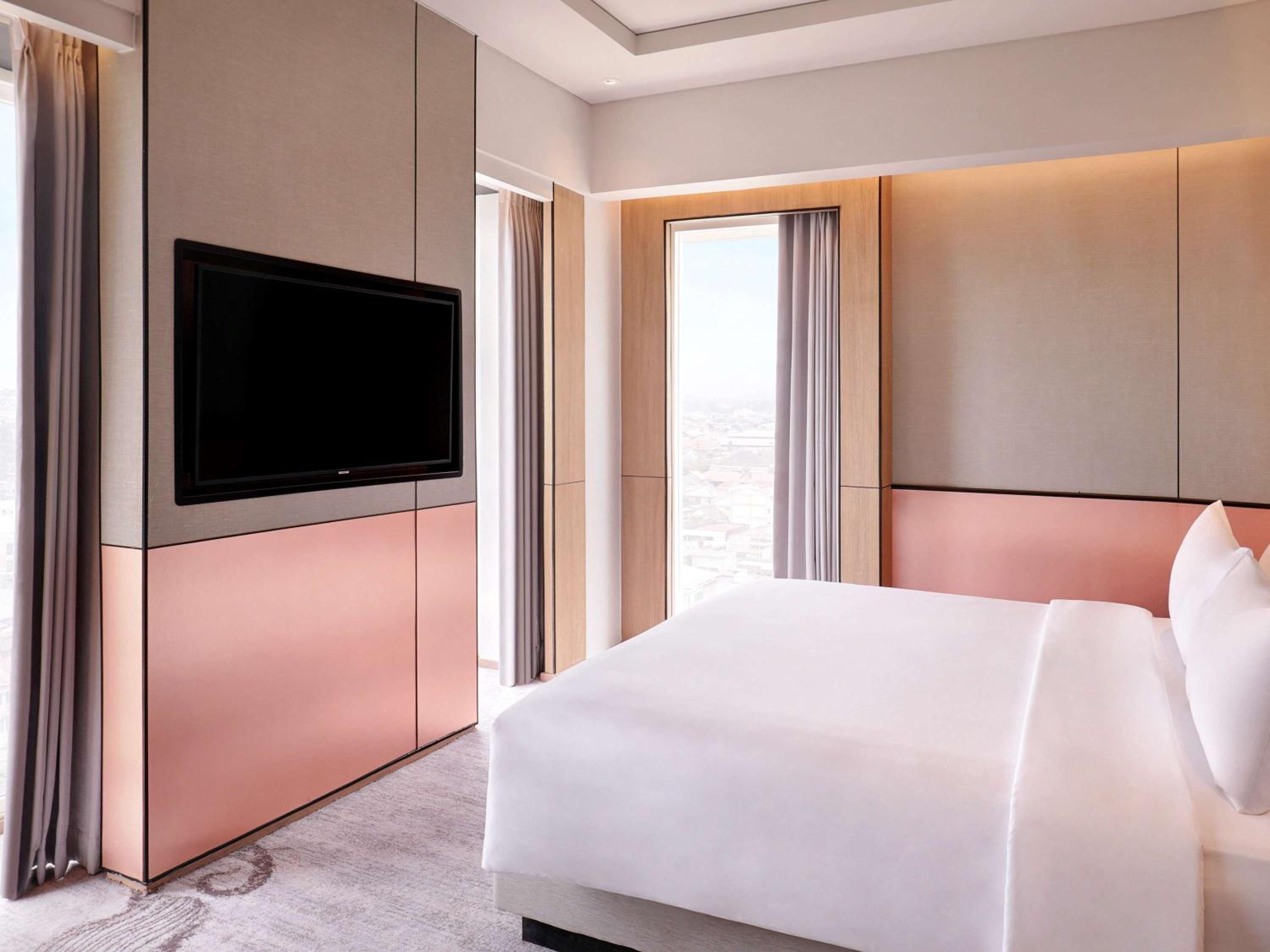 Deluxe King Suite with River View  - Photo 2
