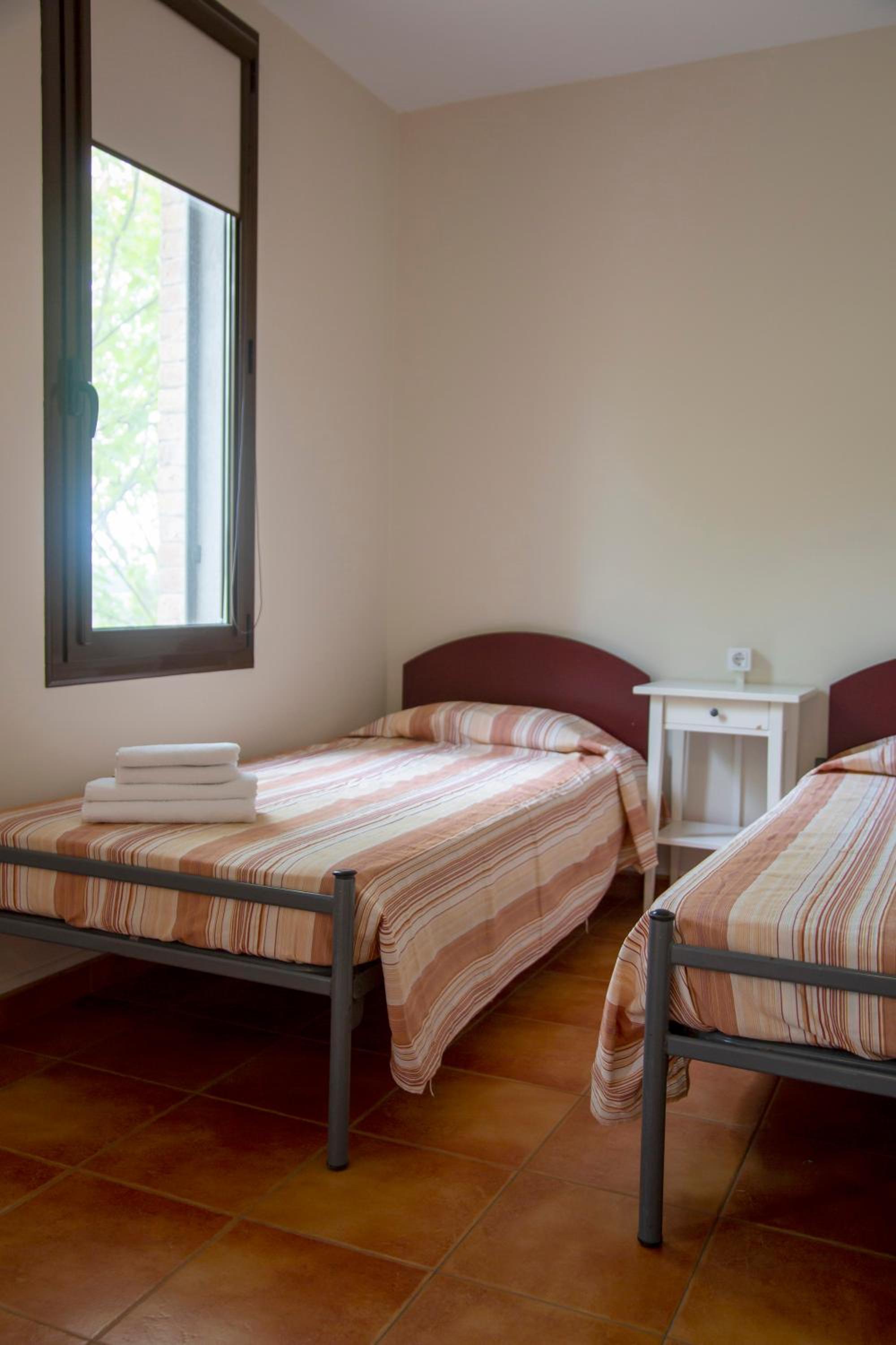 Twin Room with Private Bathroom - Photo 3