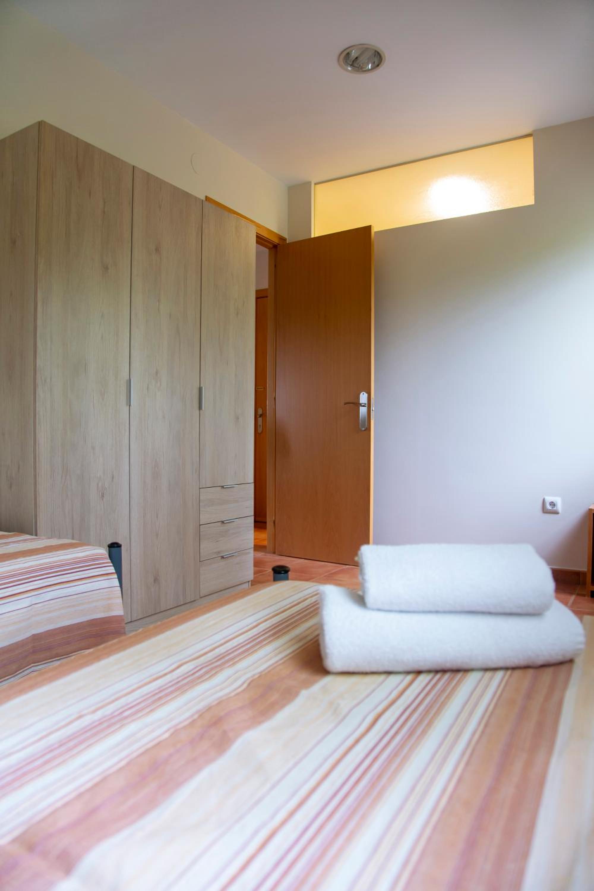 Twin Room with Private Bathroom - Photo 4