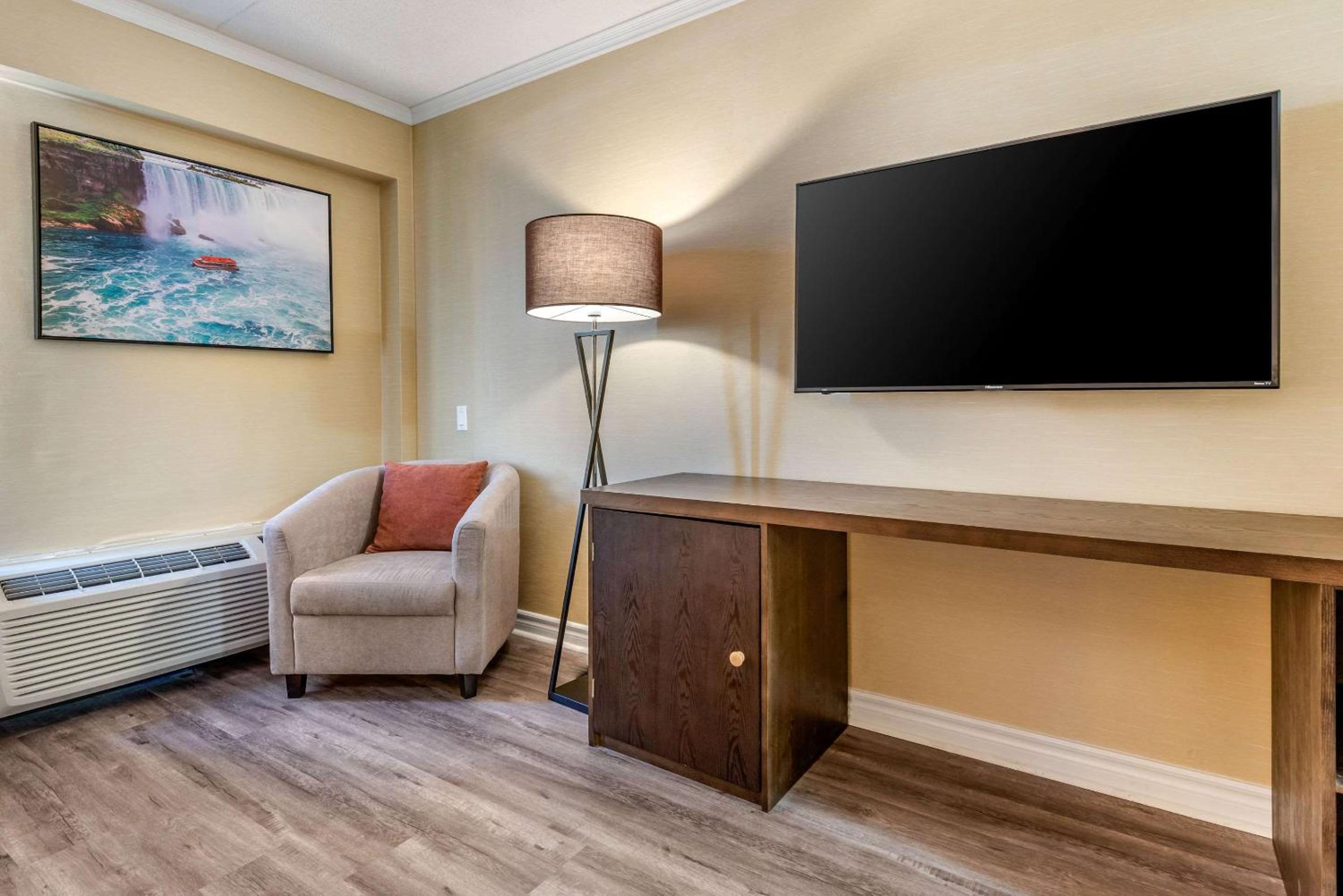 Queen Room with Two Queen Beds - Accessible/Non-Smoking  - Photo 8