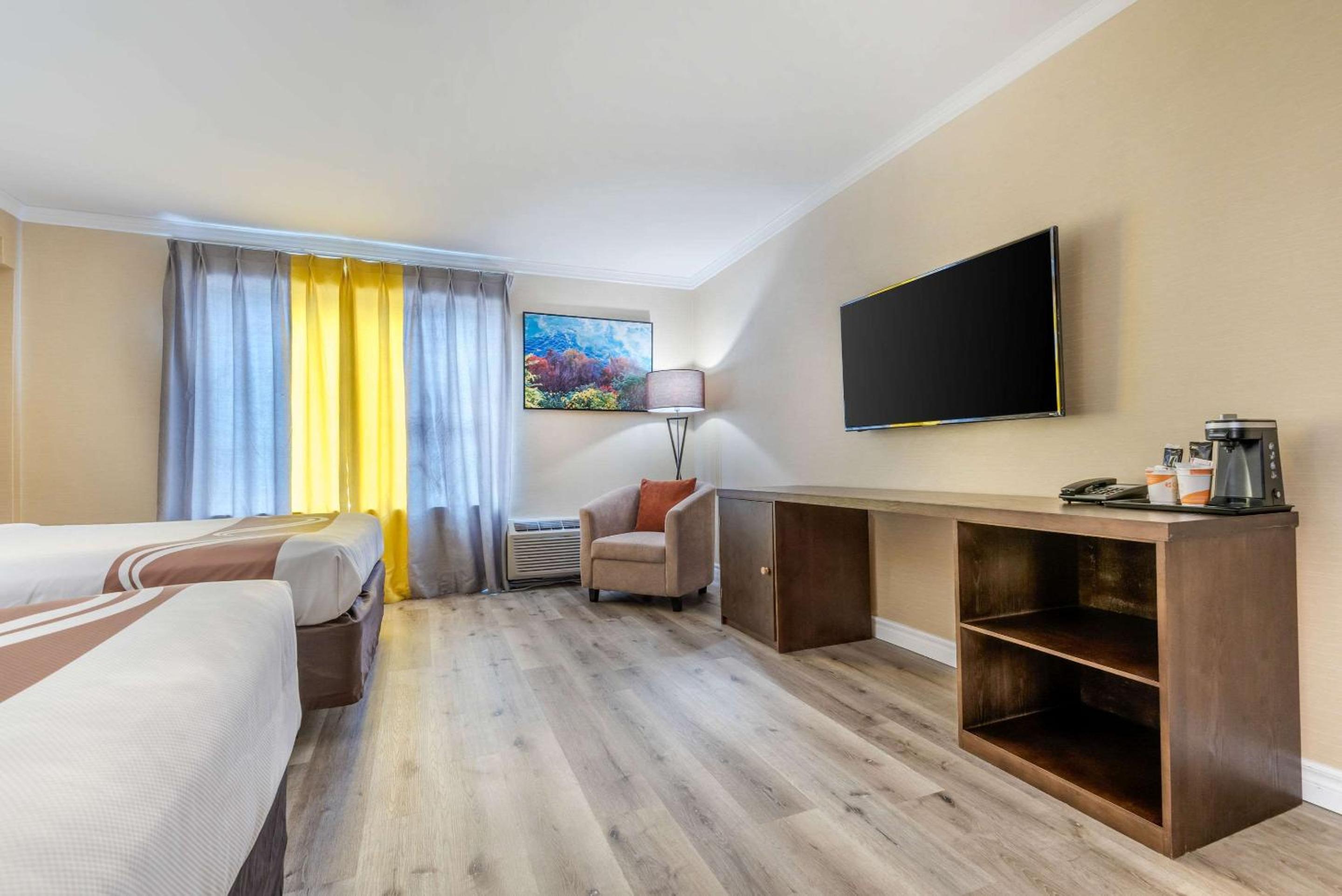 Queen Room with Two Queen Beds - Accessible/Non-Smoking  - Photo 5