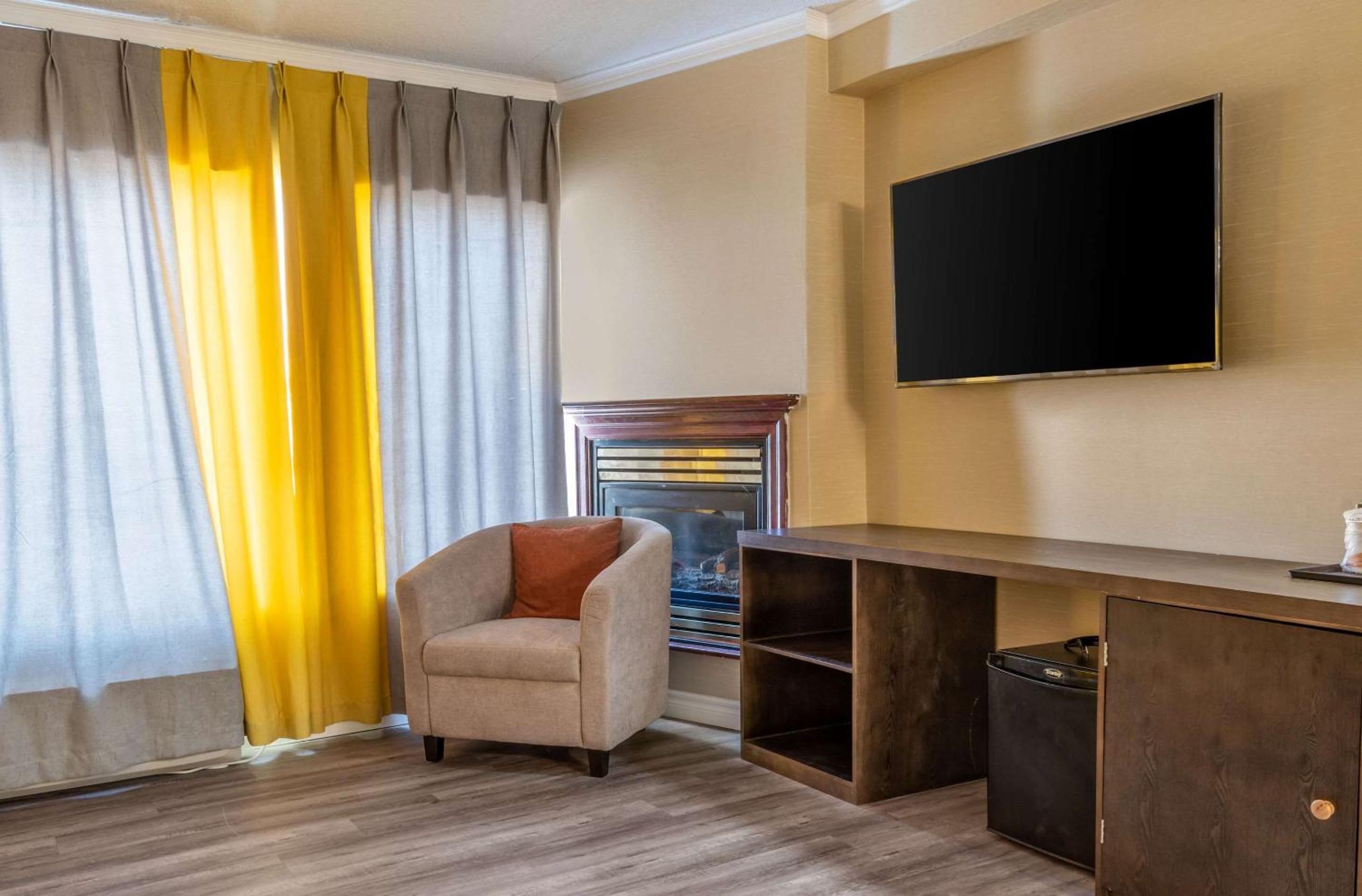 King Suite with Two King Beds - Non-Smoking - Photo 1